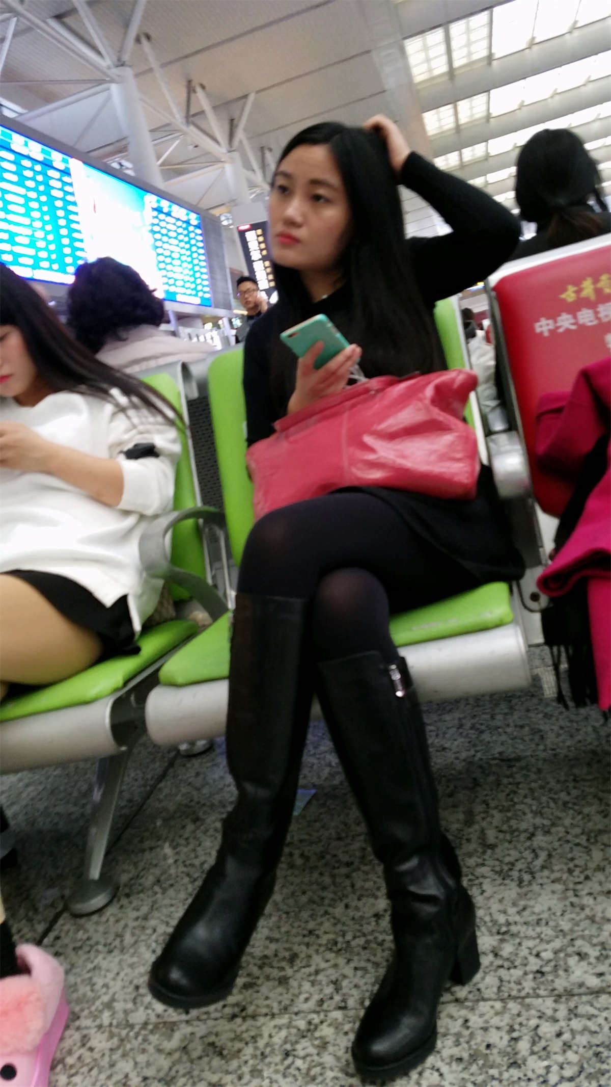 高铁站黑色丝袜极品修长美腿黑色皮靴长发妹子