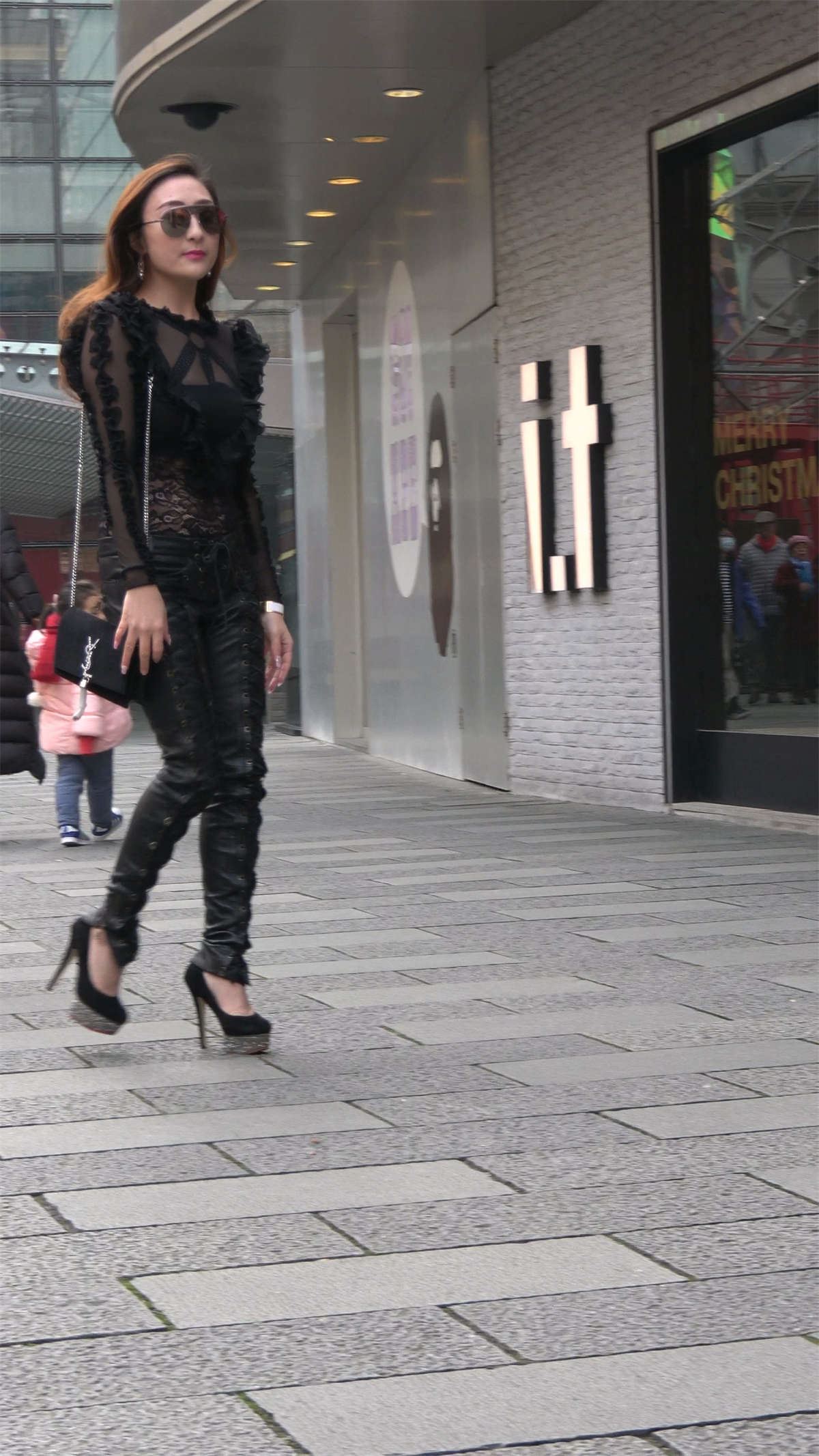 黑色皮裤街拍美腿高跟性感美女