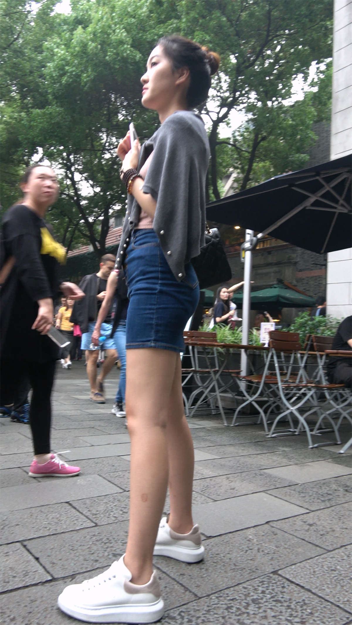 街拍丸子头紧身牛仔裙有范的美女姐姐