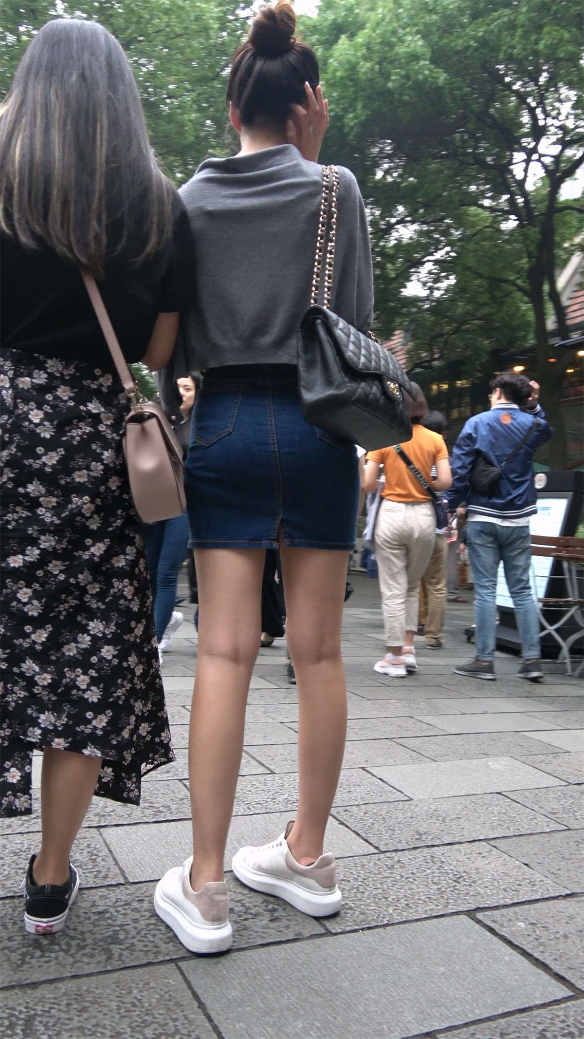 街拍丸子头紧身牛仔裙有范的美女姐姐