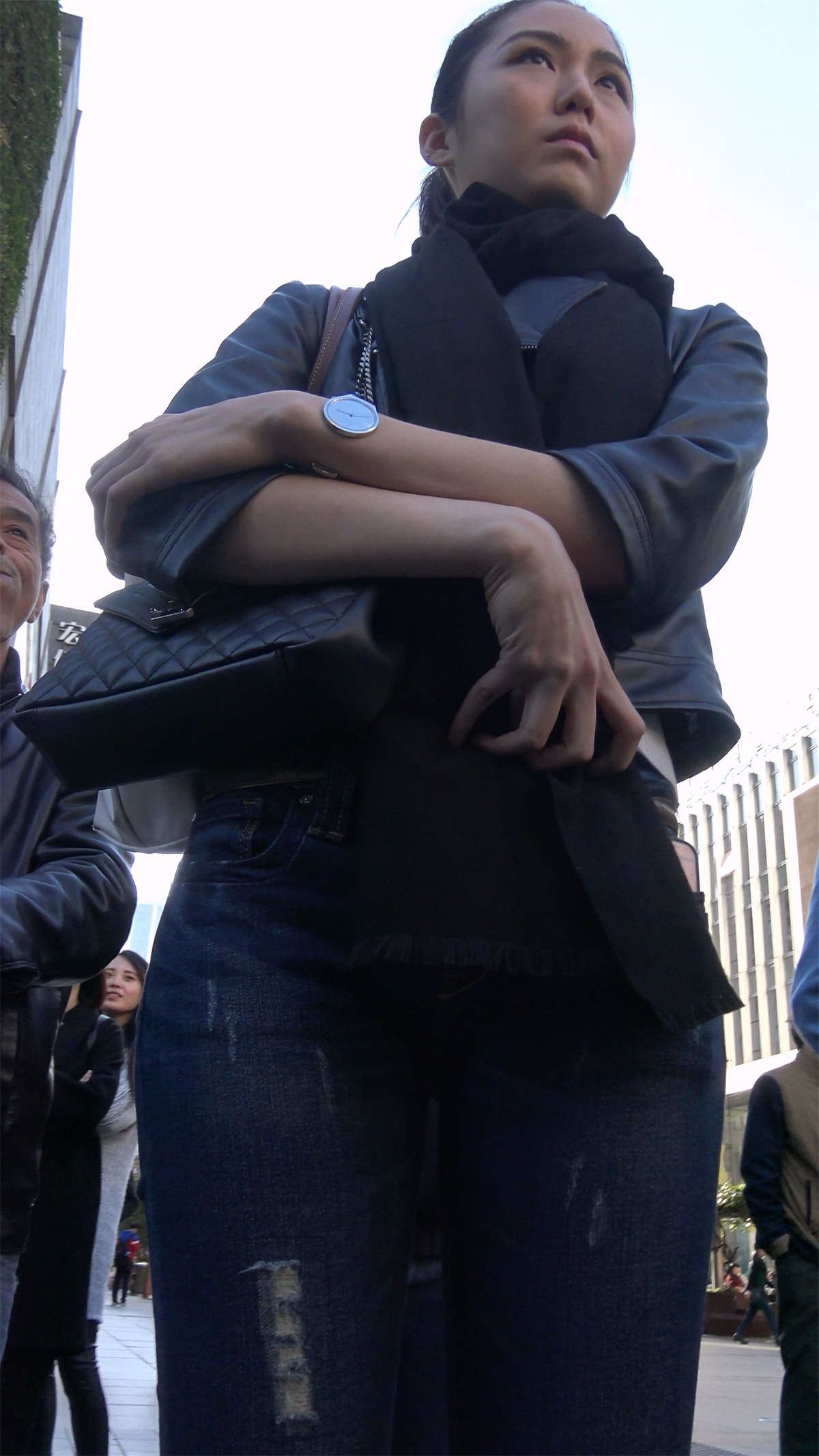 堪称完美身材街拍牛仔美臀女神