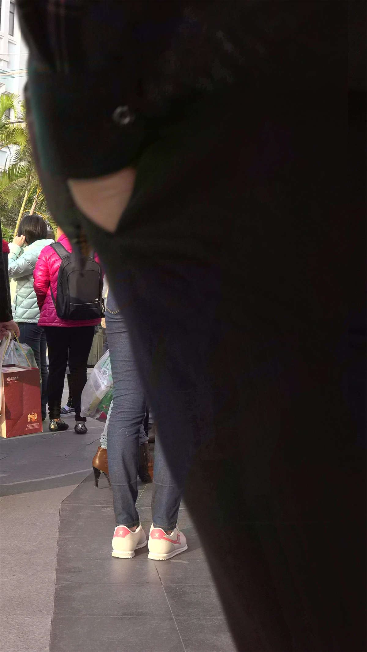 米色外套超级紧身牛仔裤漂亮美女姐姐