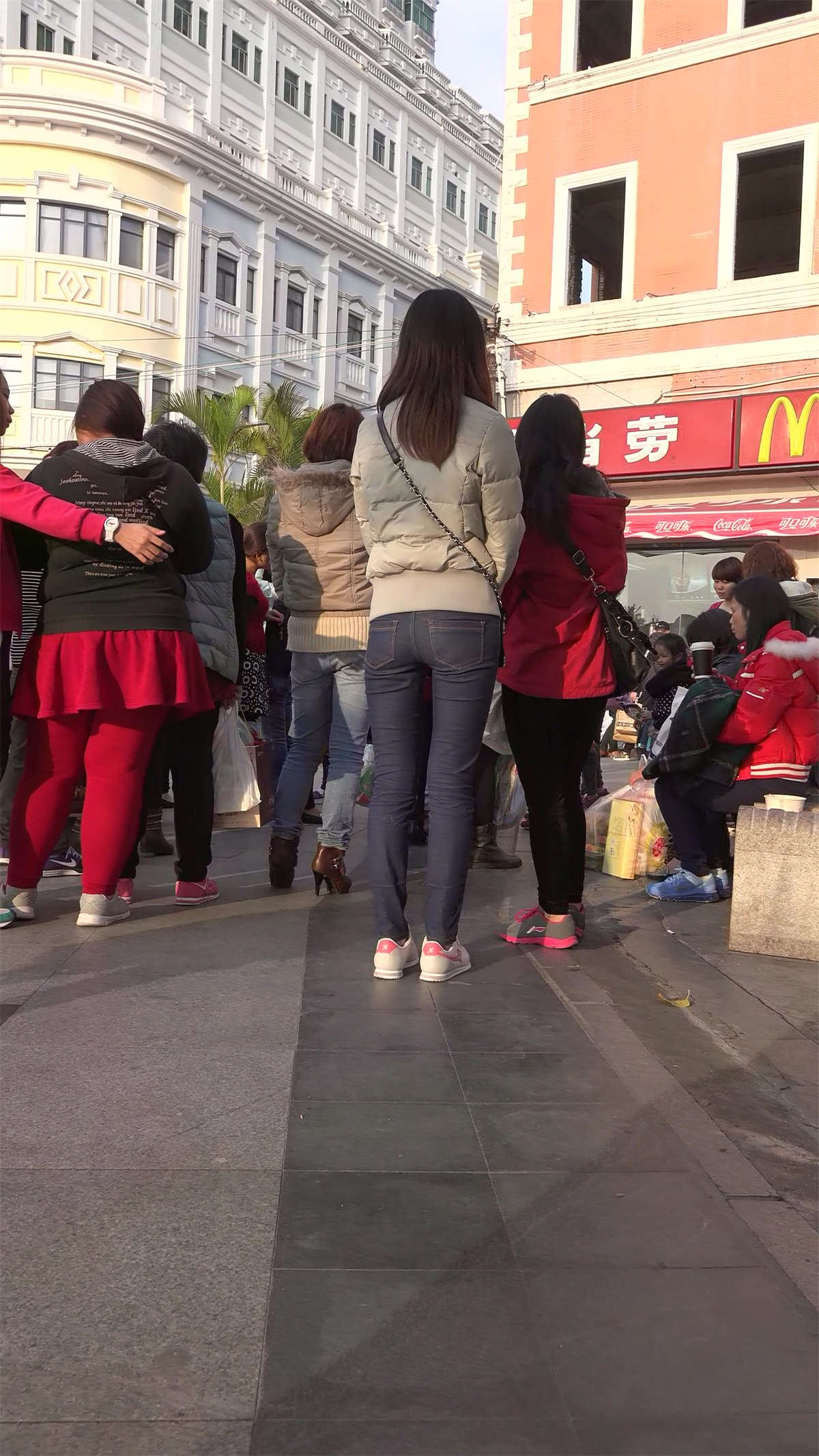 米色外套超级紧身牛仔裤漂亮美女姐姐
