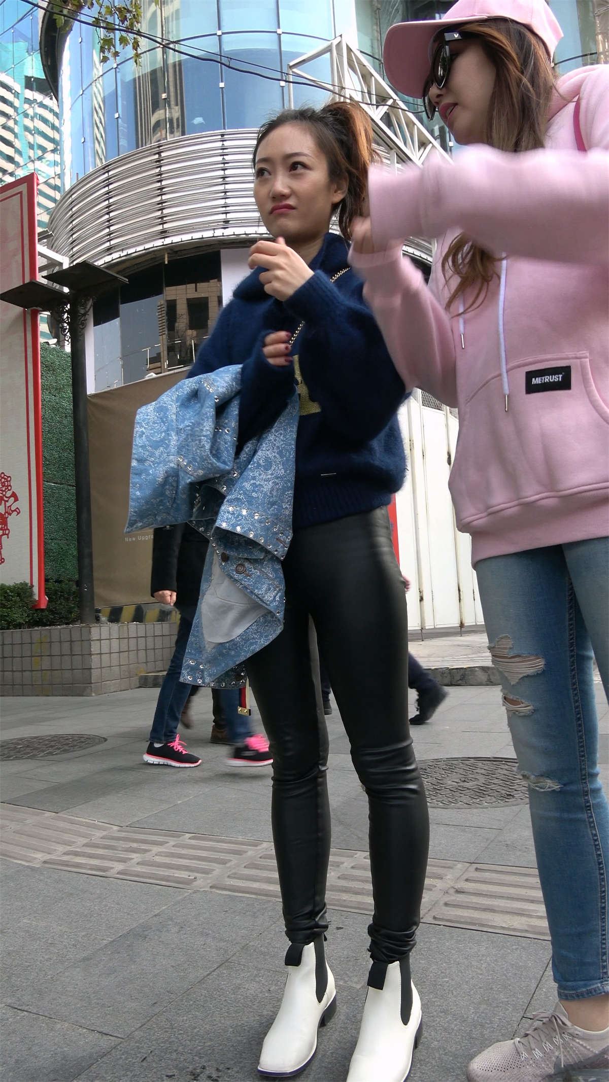 街拍翘臀紧身皮裤美女2