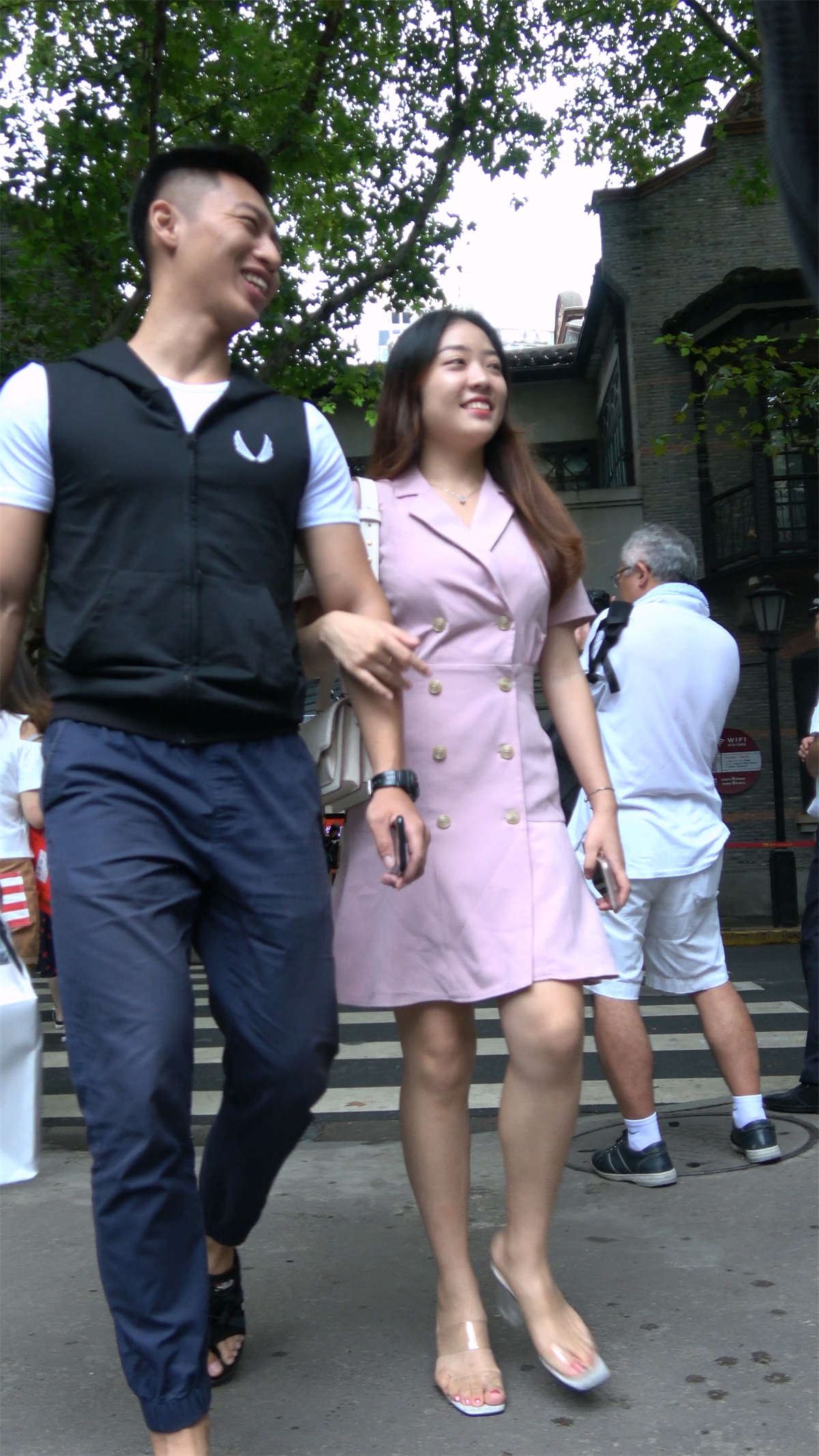 粉色裙凉高美女