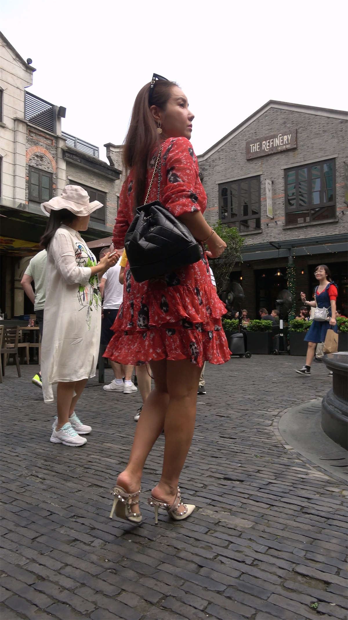 深红色印花裙美女