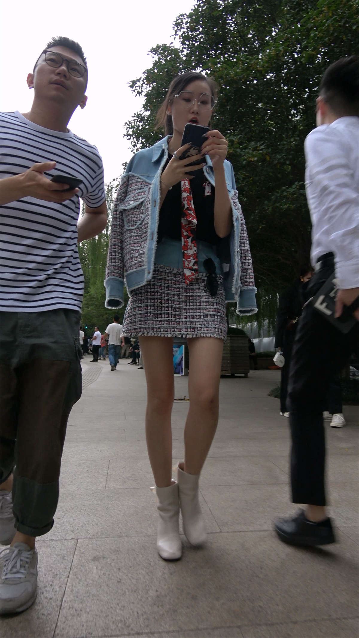 苗条高挑眼镜妹