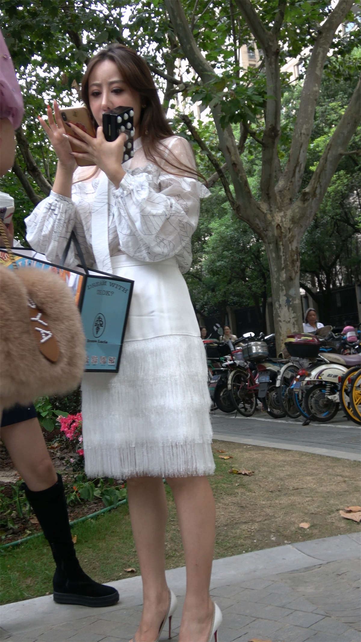 白裙白高跟气质美女