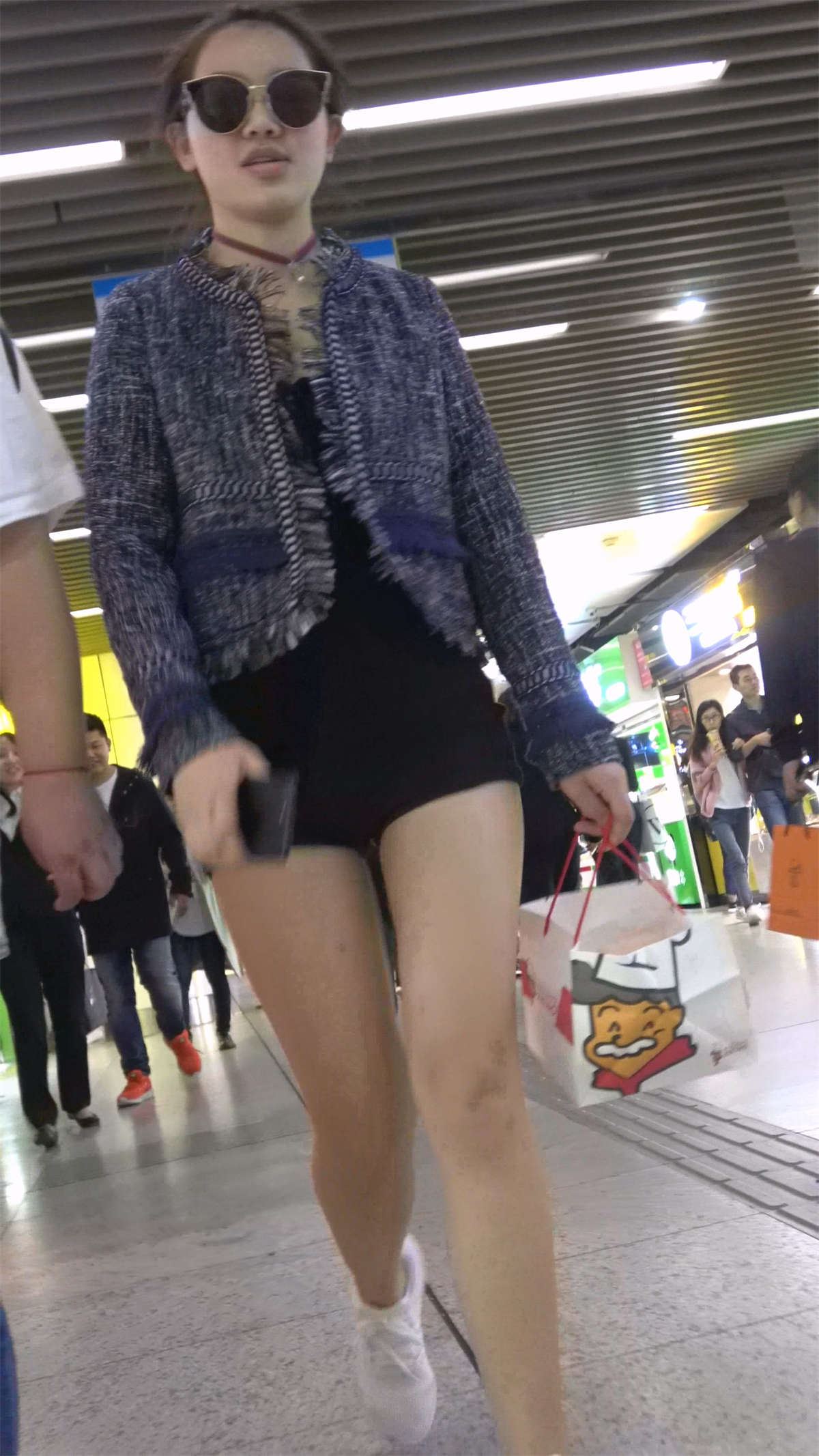 热裤美腿运动鞋美女