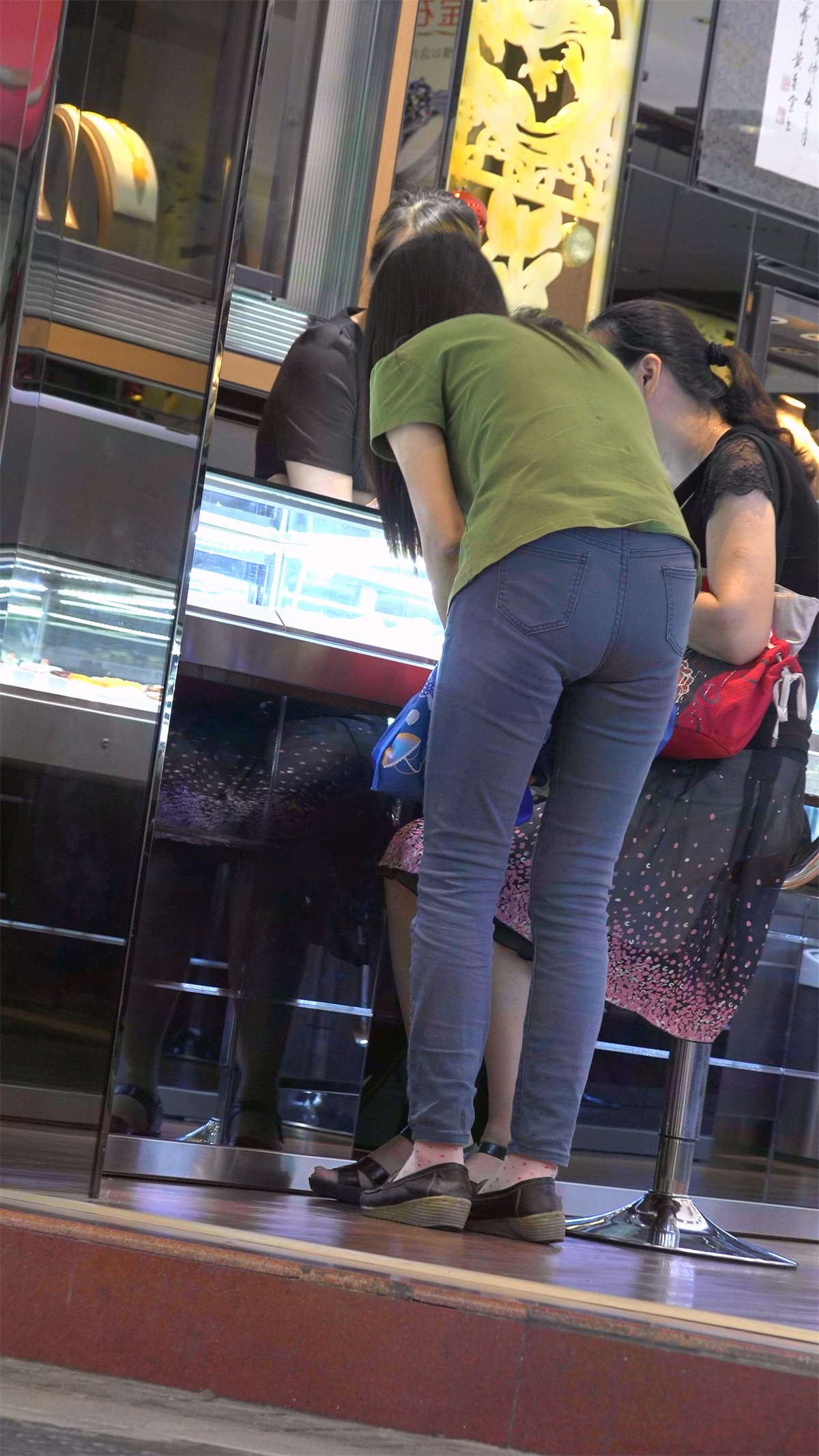 弯腰的紧身蓝牛美女清纯诱人