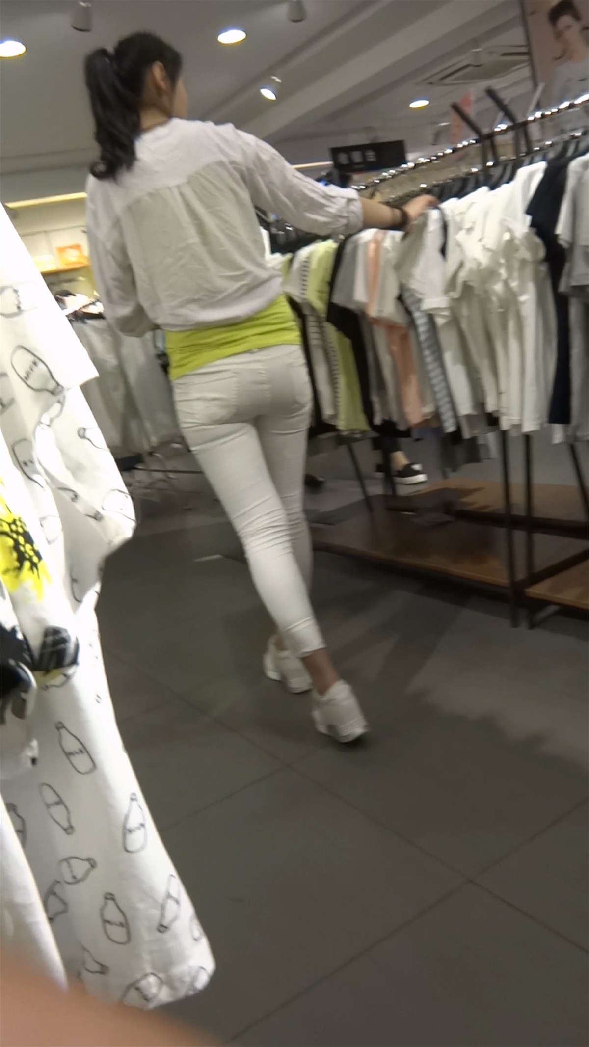 极品好身材紧身白裤美女