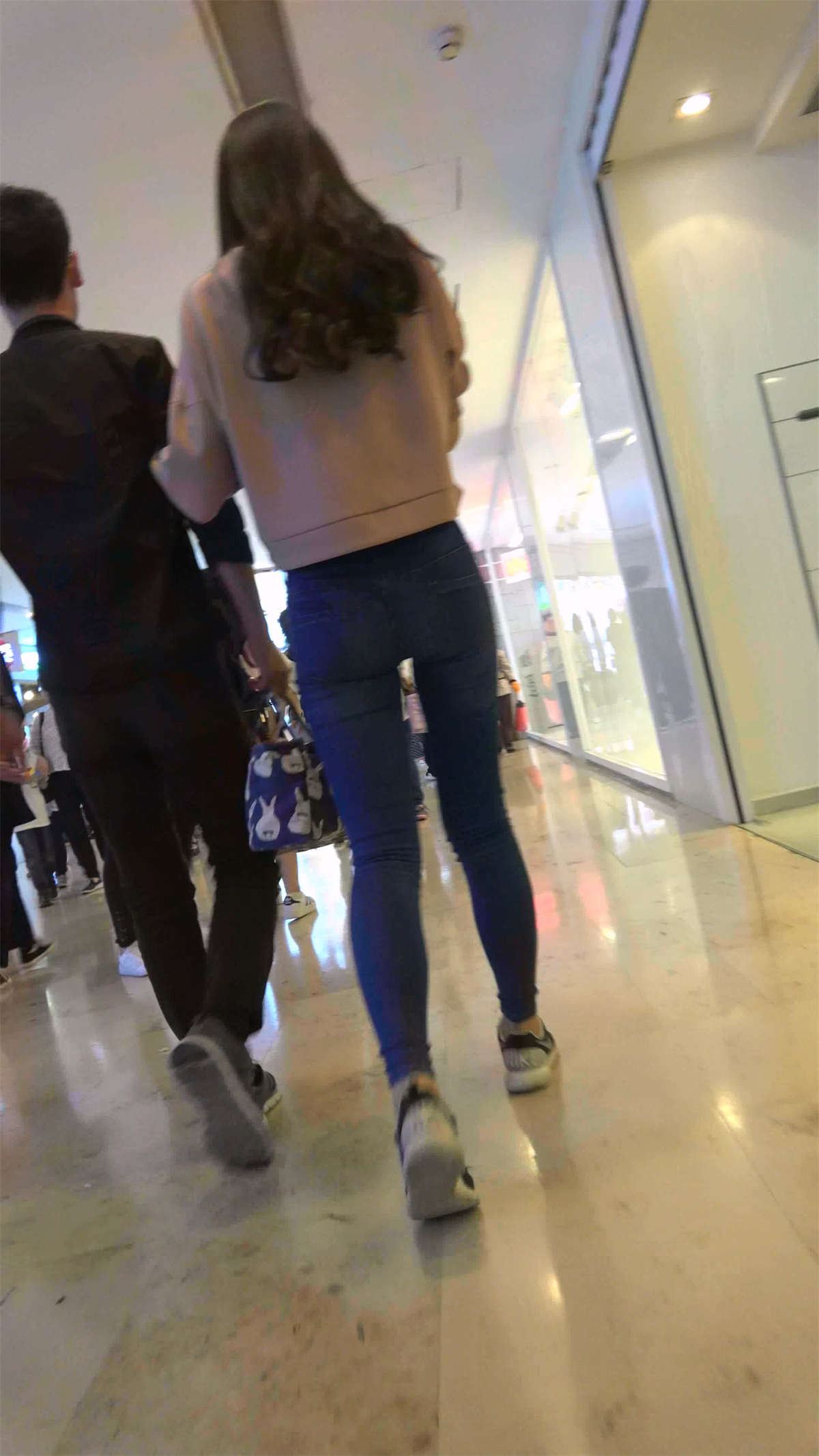 紧身牛仔美臀美女