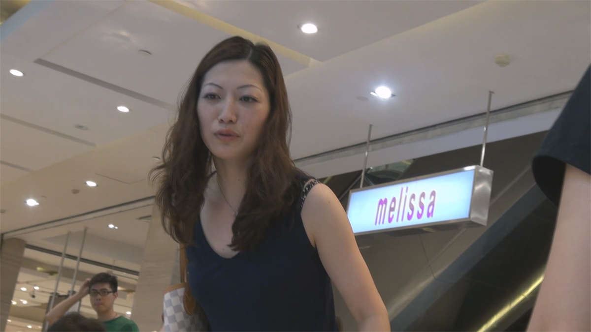 夏日商场美女试鞋