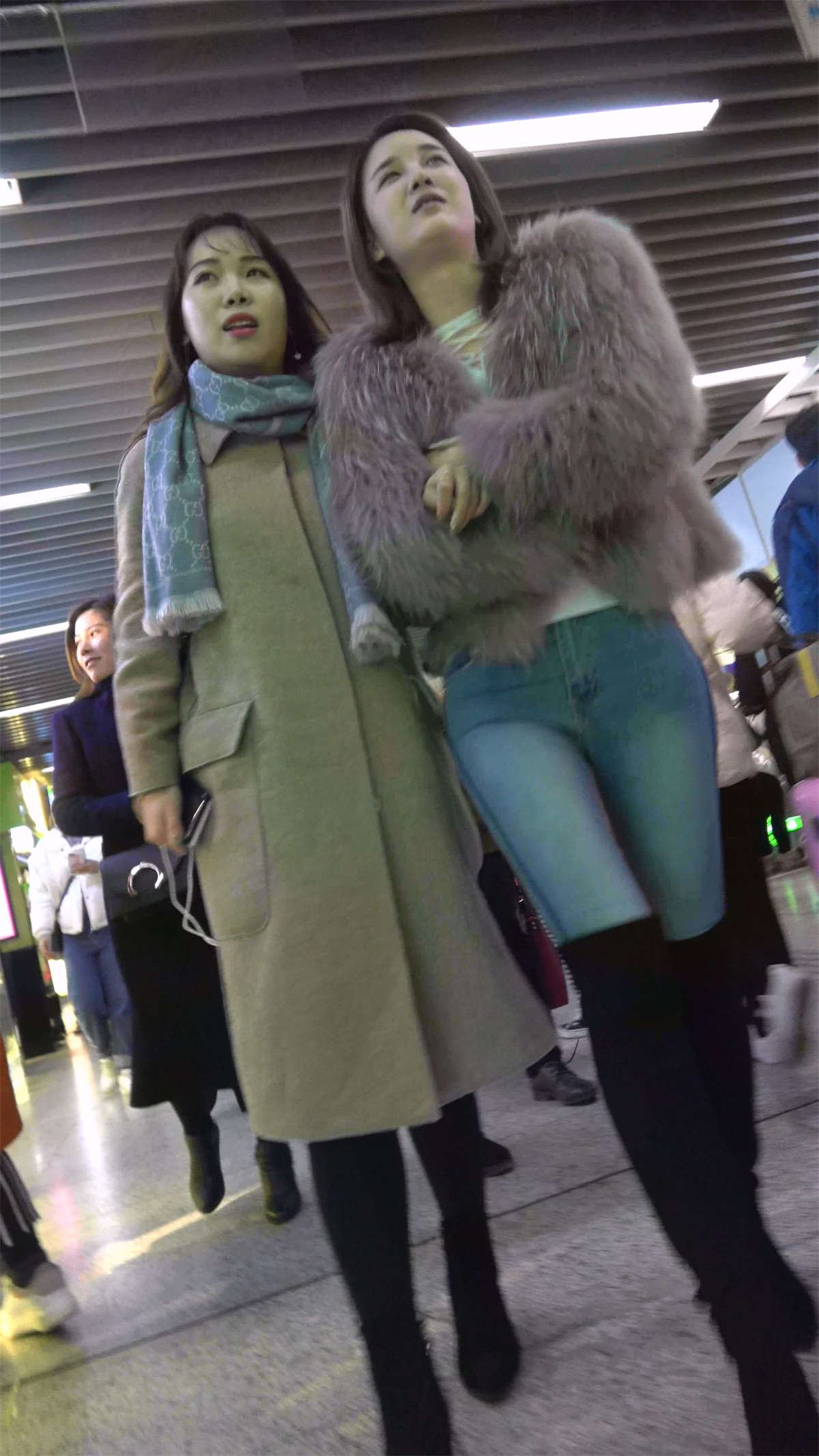 牛仔紧身美女
