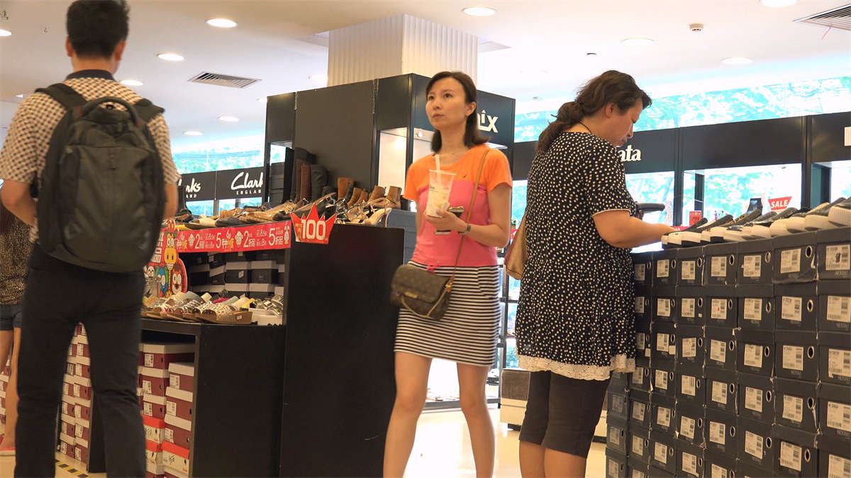 试鞋子的极品美少妇