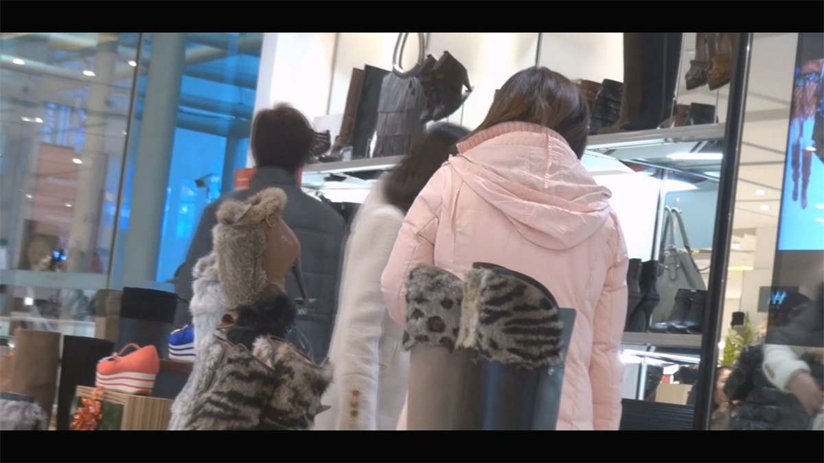 冬日商场美女裸足