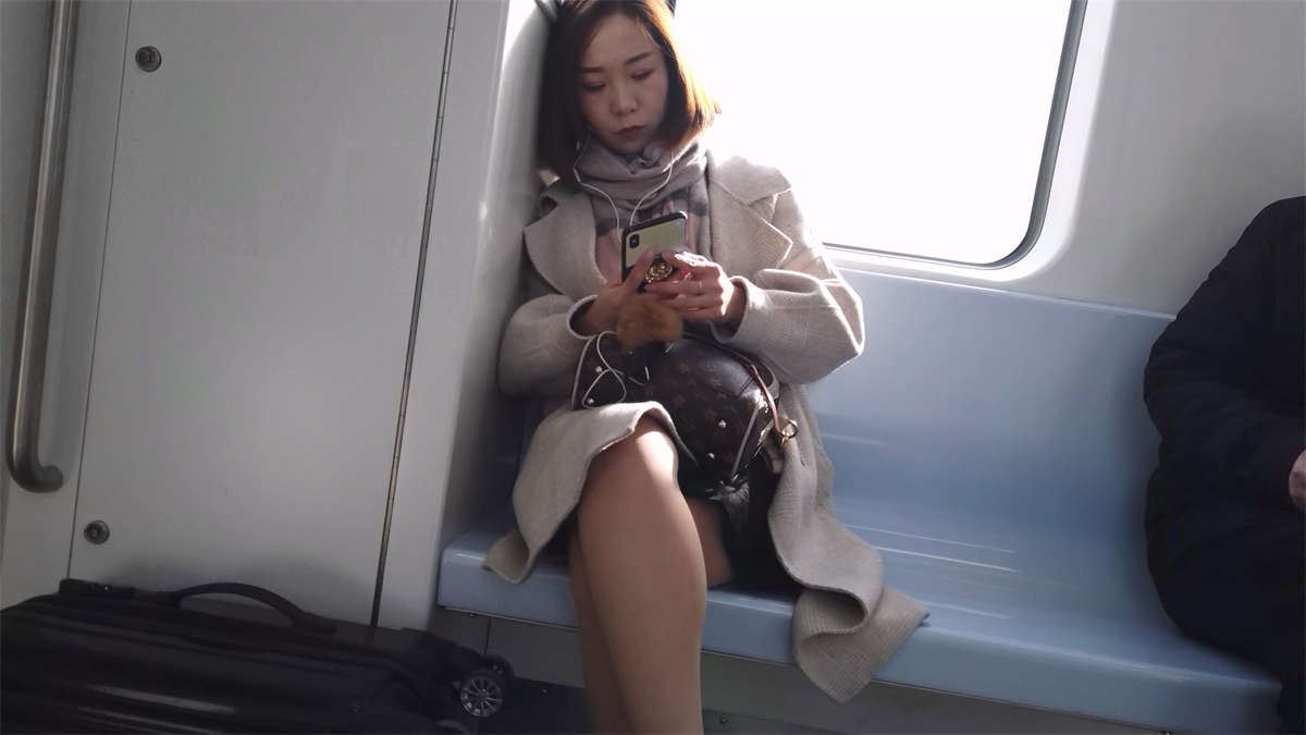 地铁上的黑短靴丝袜美少妇