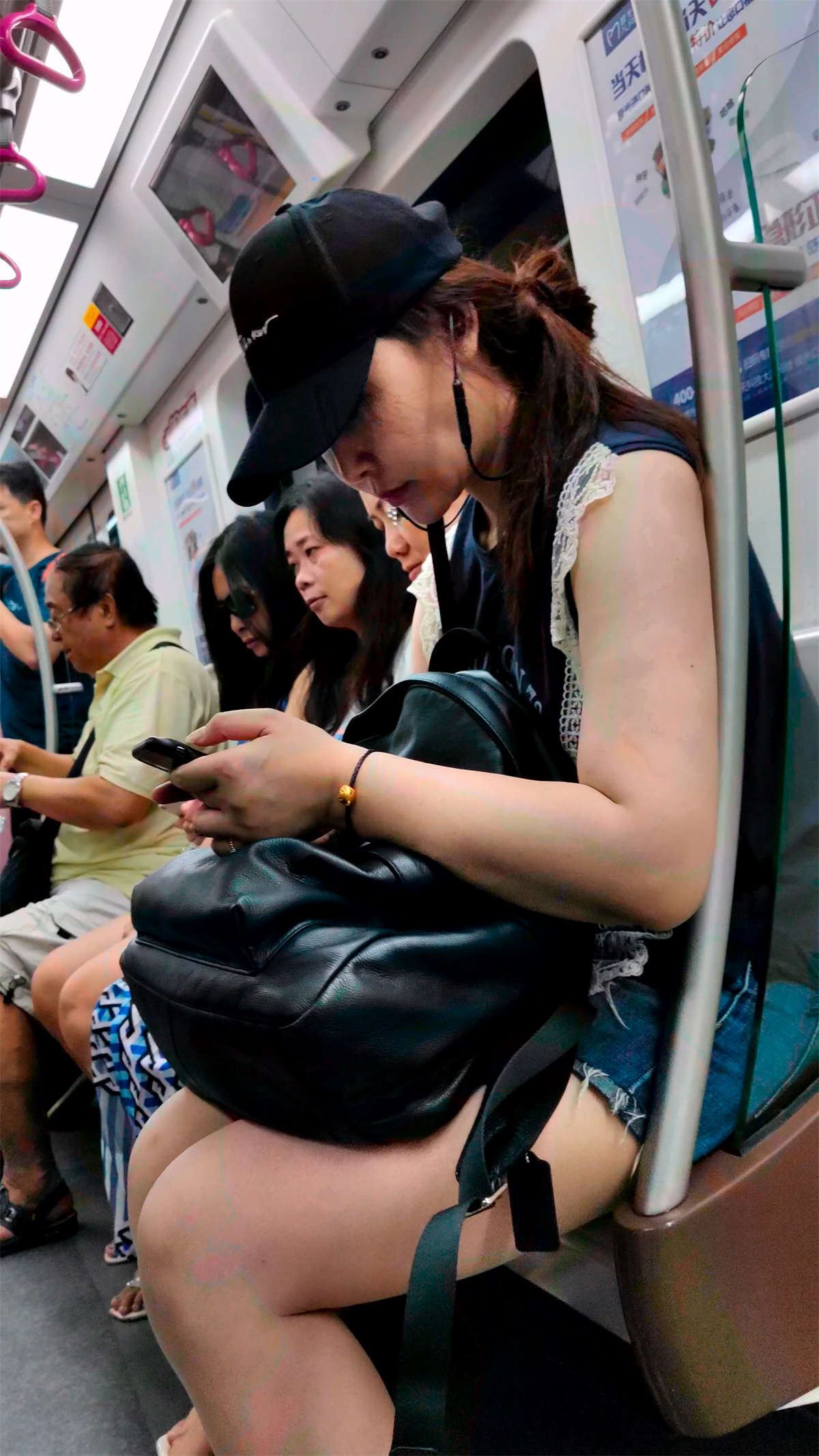 牛仔短裤妹子