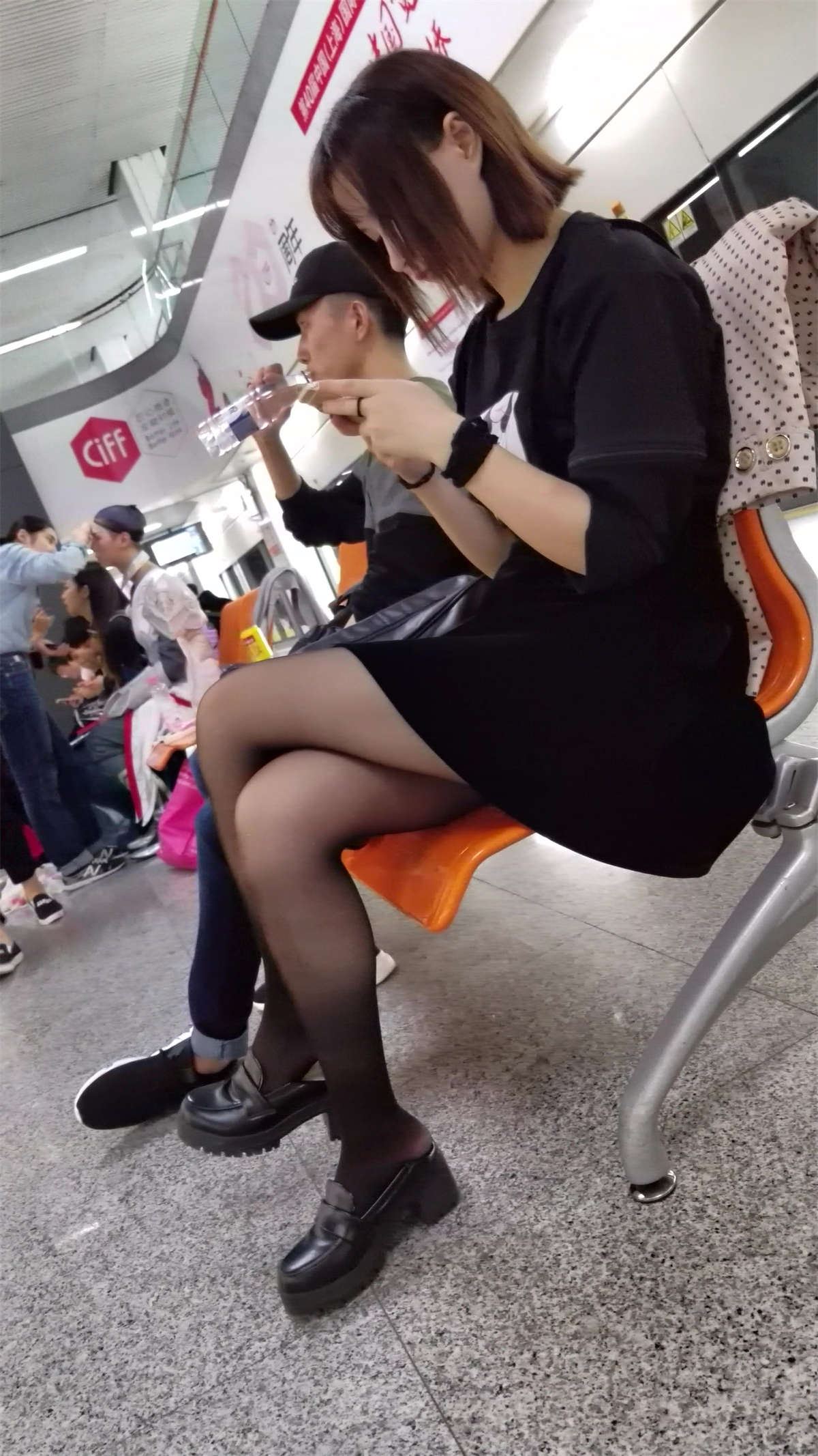 街拍黑色短裙街拍黑丝气质