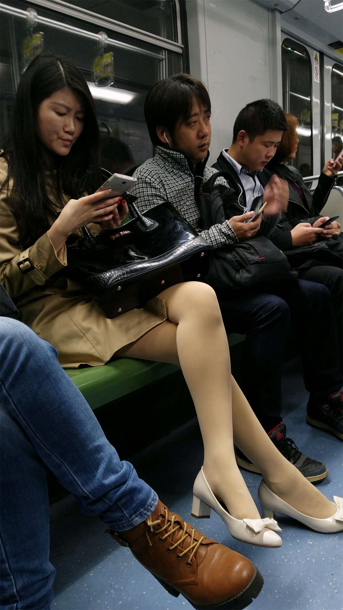 地铁漂亮美少妇肉色丝袜性感美腿高跟