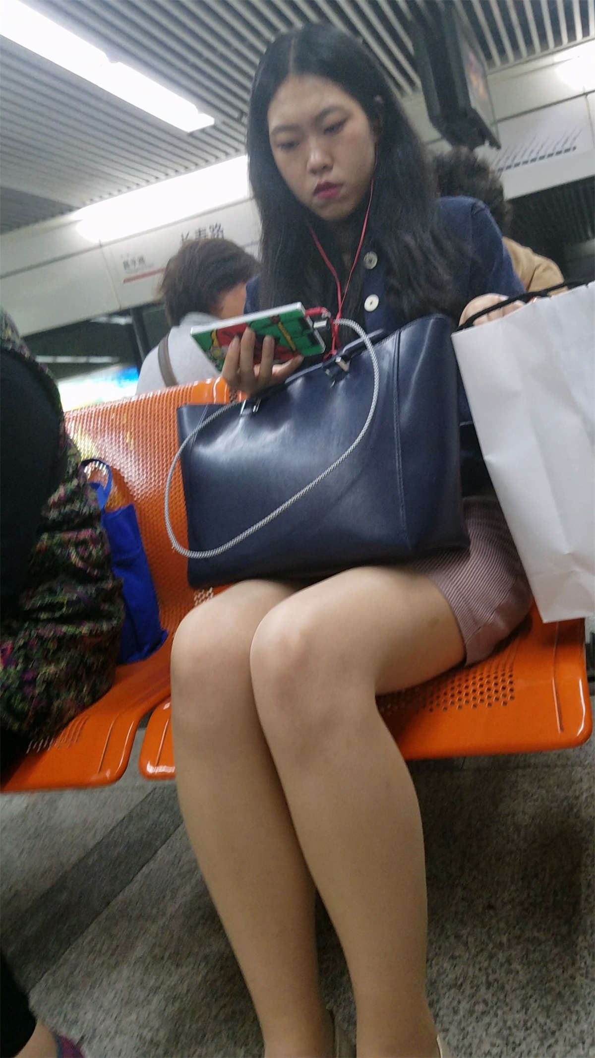 地铁站等车的包臀裙裸腿妹子