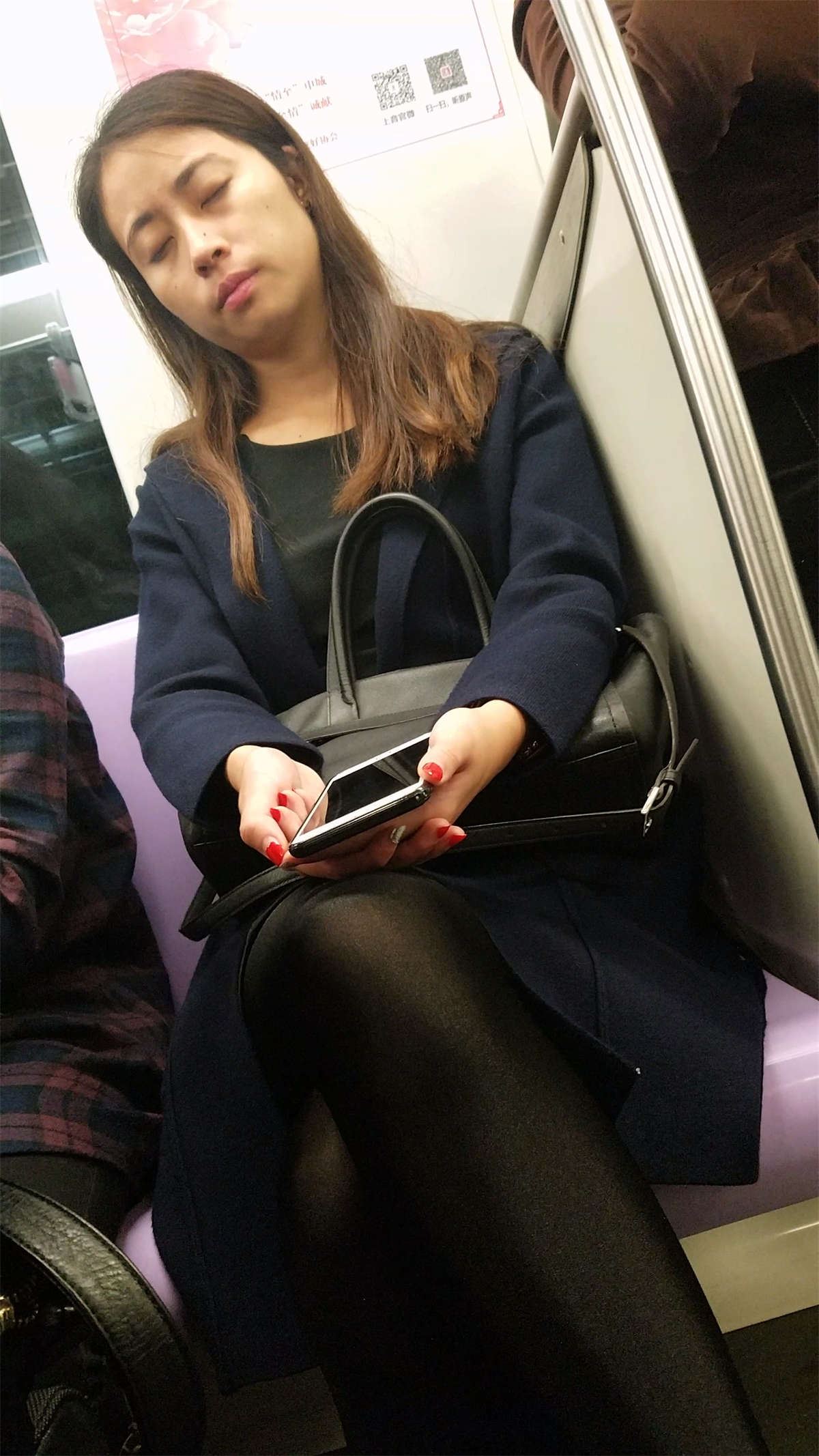 地铁少妇闪亮黑色丝袜细长美腿