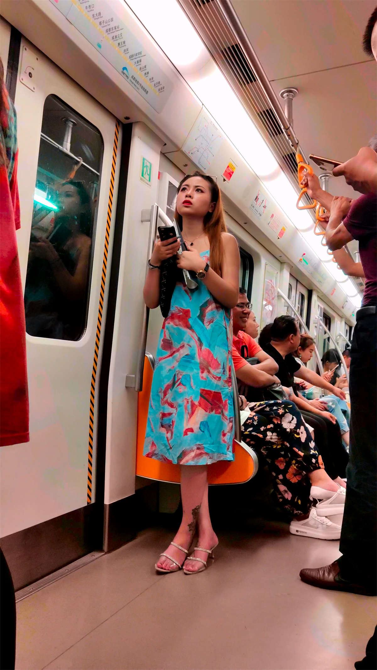 地铁上的长裙美女