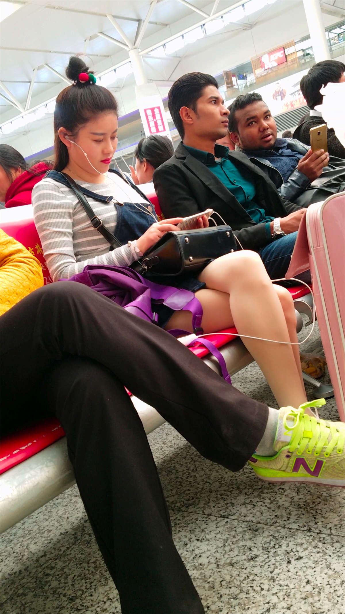 高铁站拍摄肉色丝袜包臀裙漂亮美女