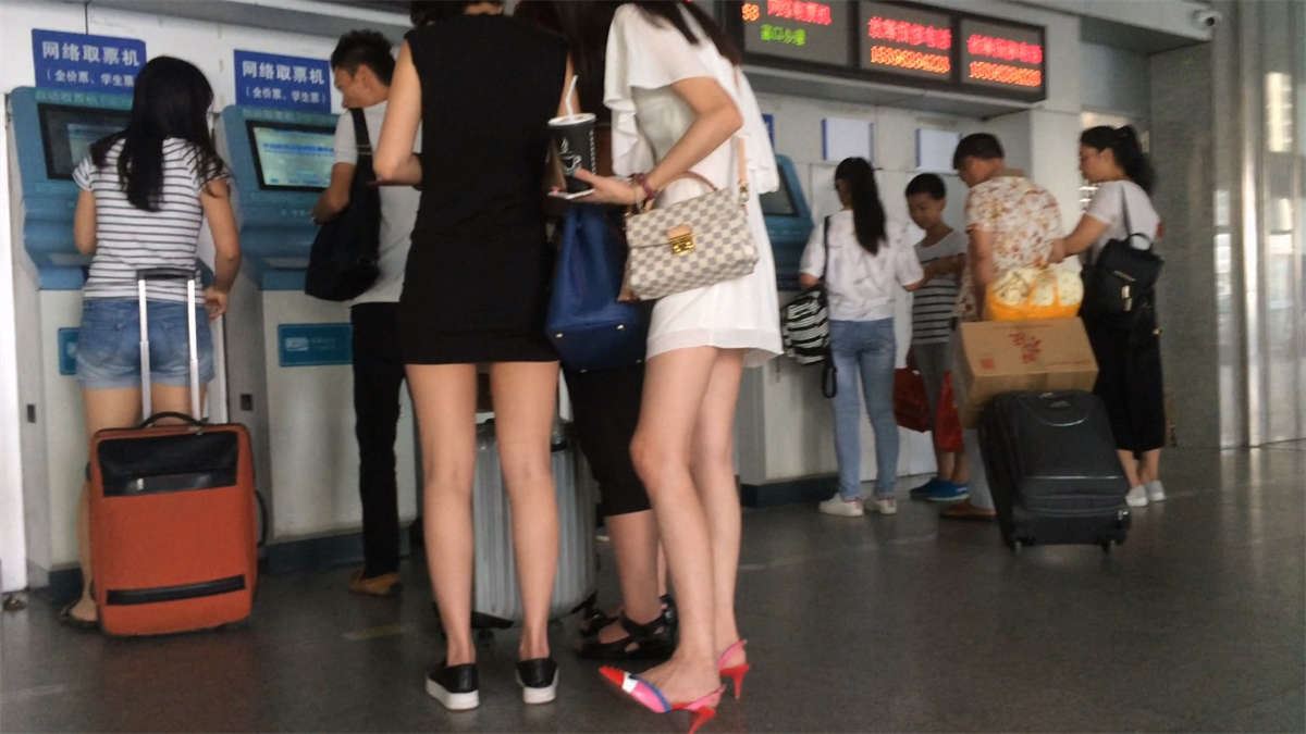 取票的两个极品白腿裙子美眉
