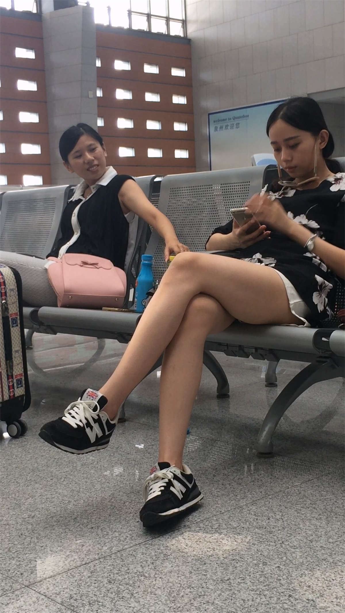 车站玩手机的极品长腿白色短裙美眉