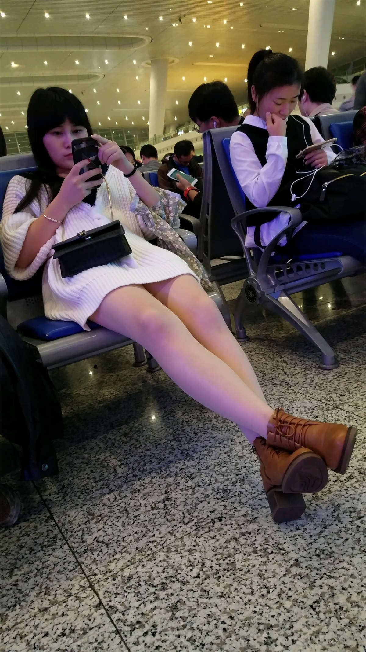 高铁站候车的白色毛衣肉色丝袜美女极品美腿
