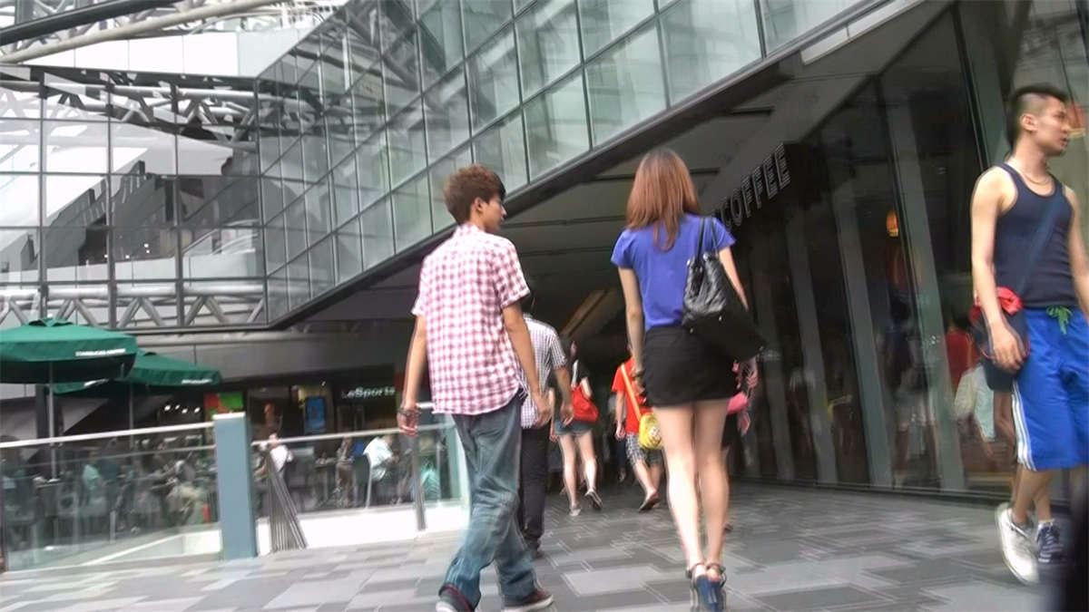街拍身材不错的白腿美眉，小伙好福气啊