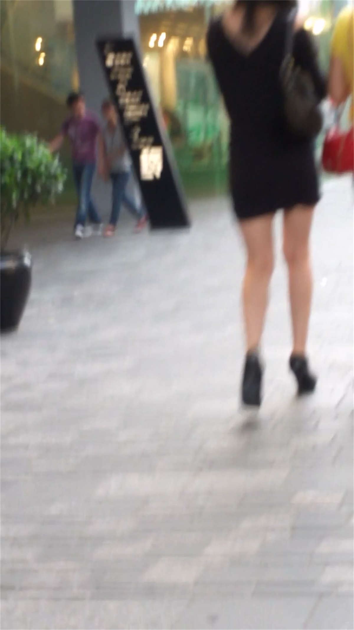 逛街的两个美女极品美腿