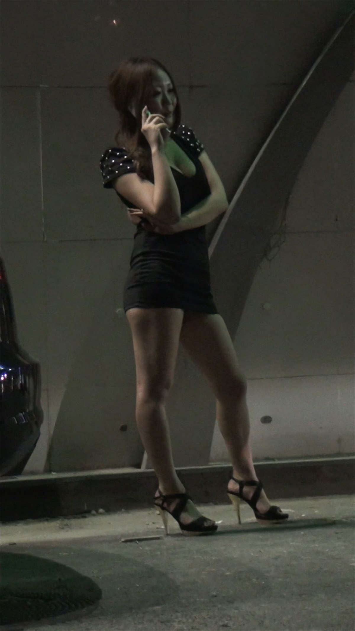 夜总会门前打电话的丰满双乳OL女郎