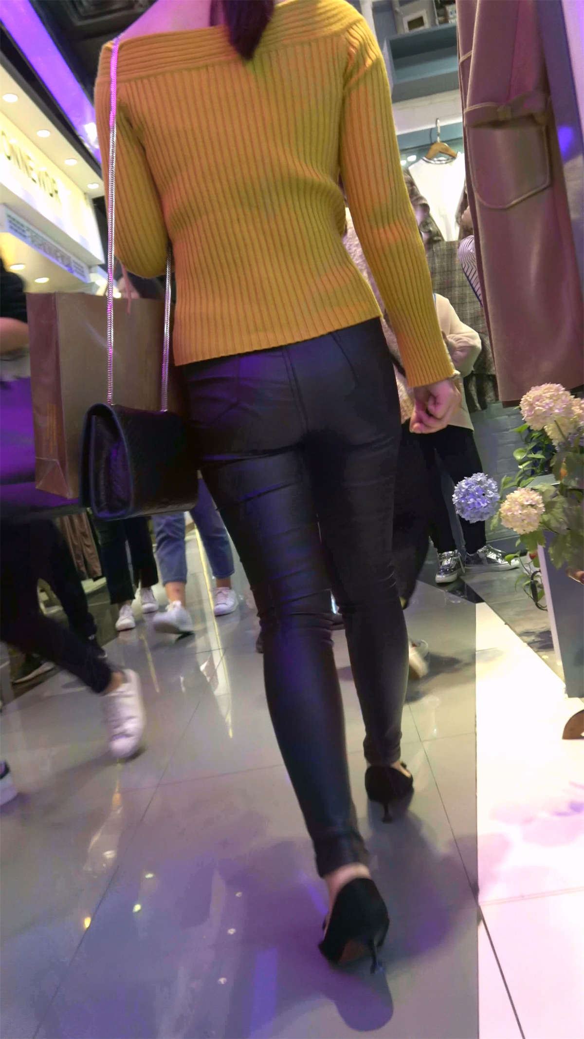 逛商场的紧身皮裤街拍美女
