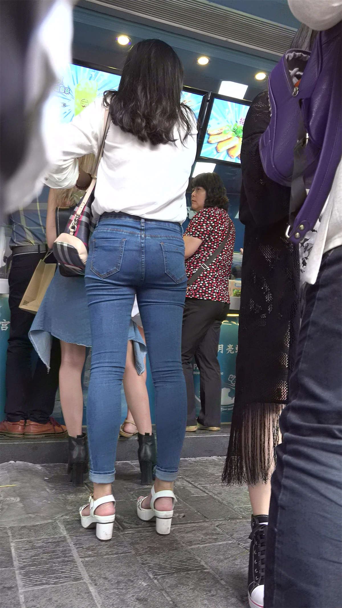 紧身蓝色牛仔裤白衬衫好身材街拍美女姐姐美臀