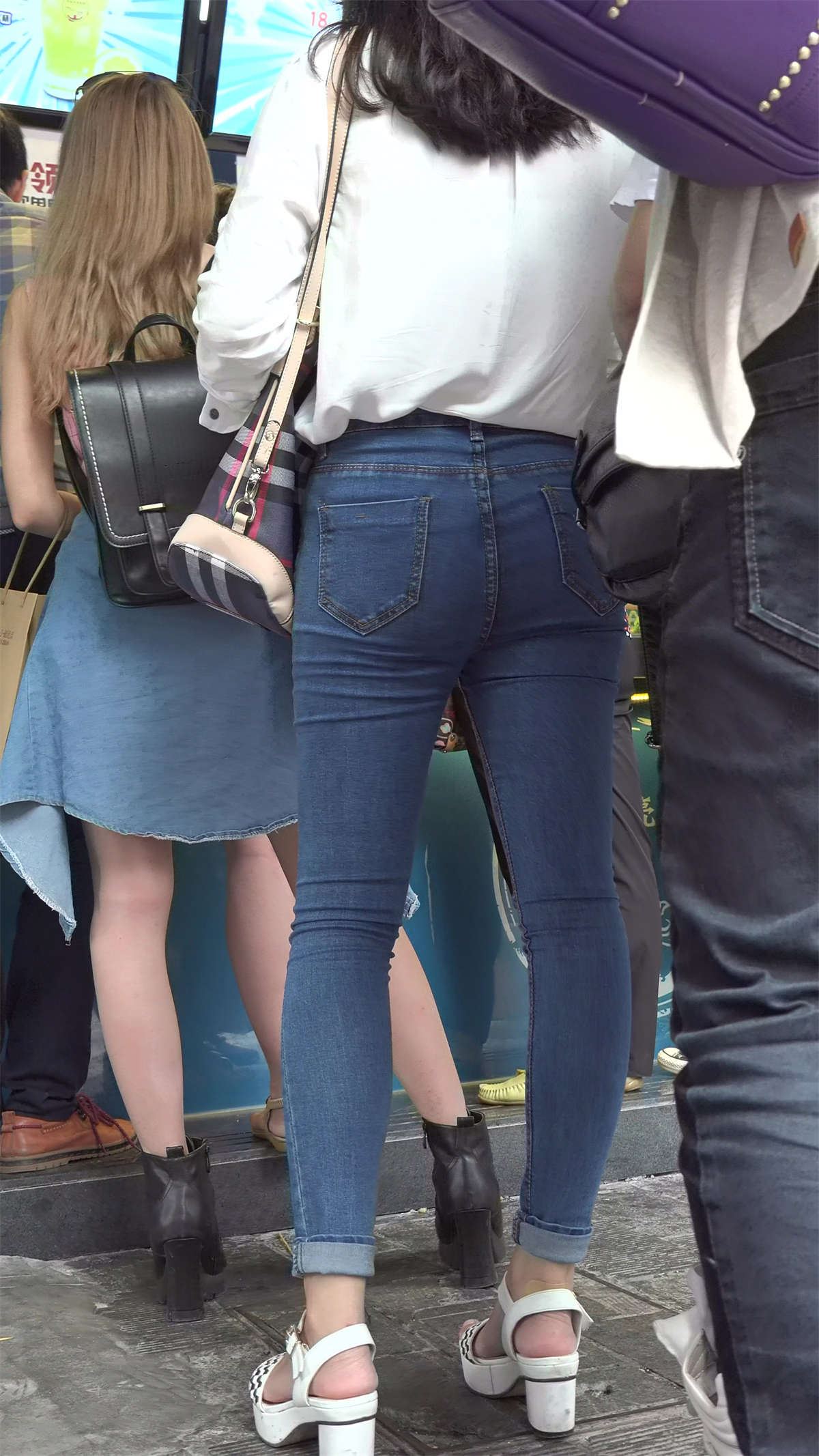 紧身蓝色牛仔裤白衬衫好身材街拍美女姐姐美臀