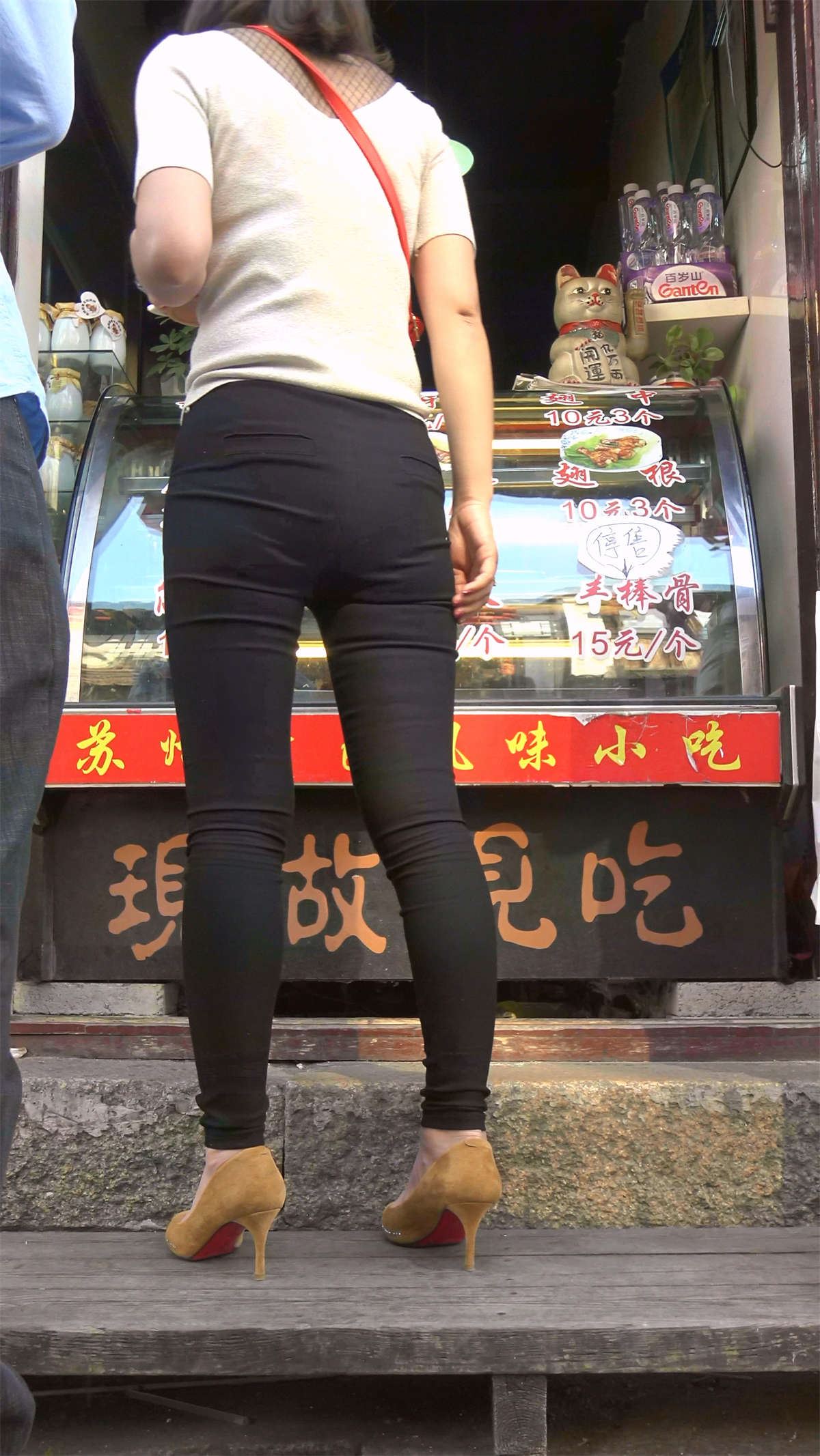 丰臀紧身黑裤高跟鞋知性美女姐姐