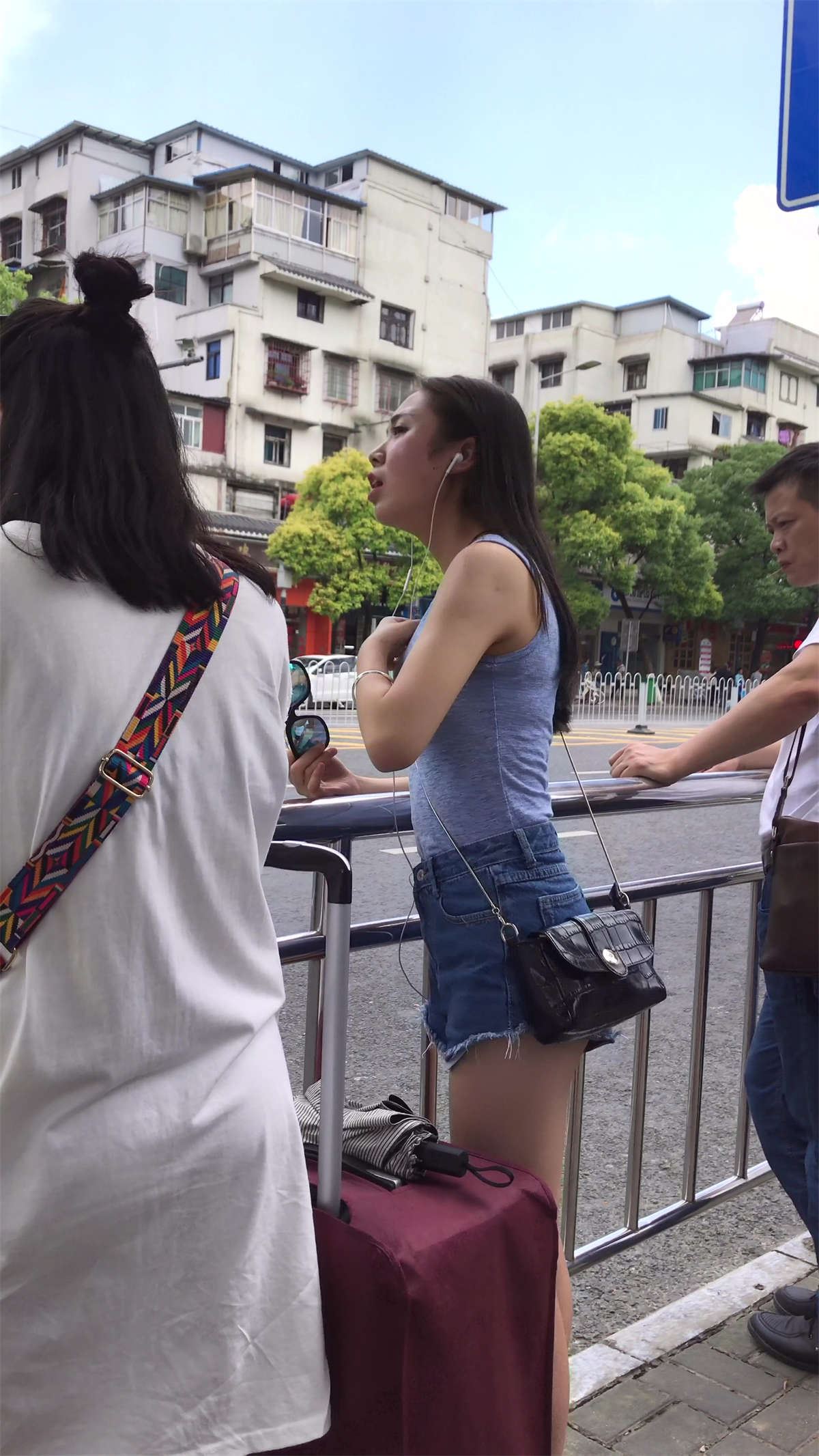 很有感觉的高腰热裤街拍美女