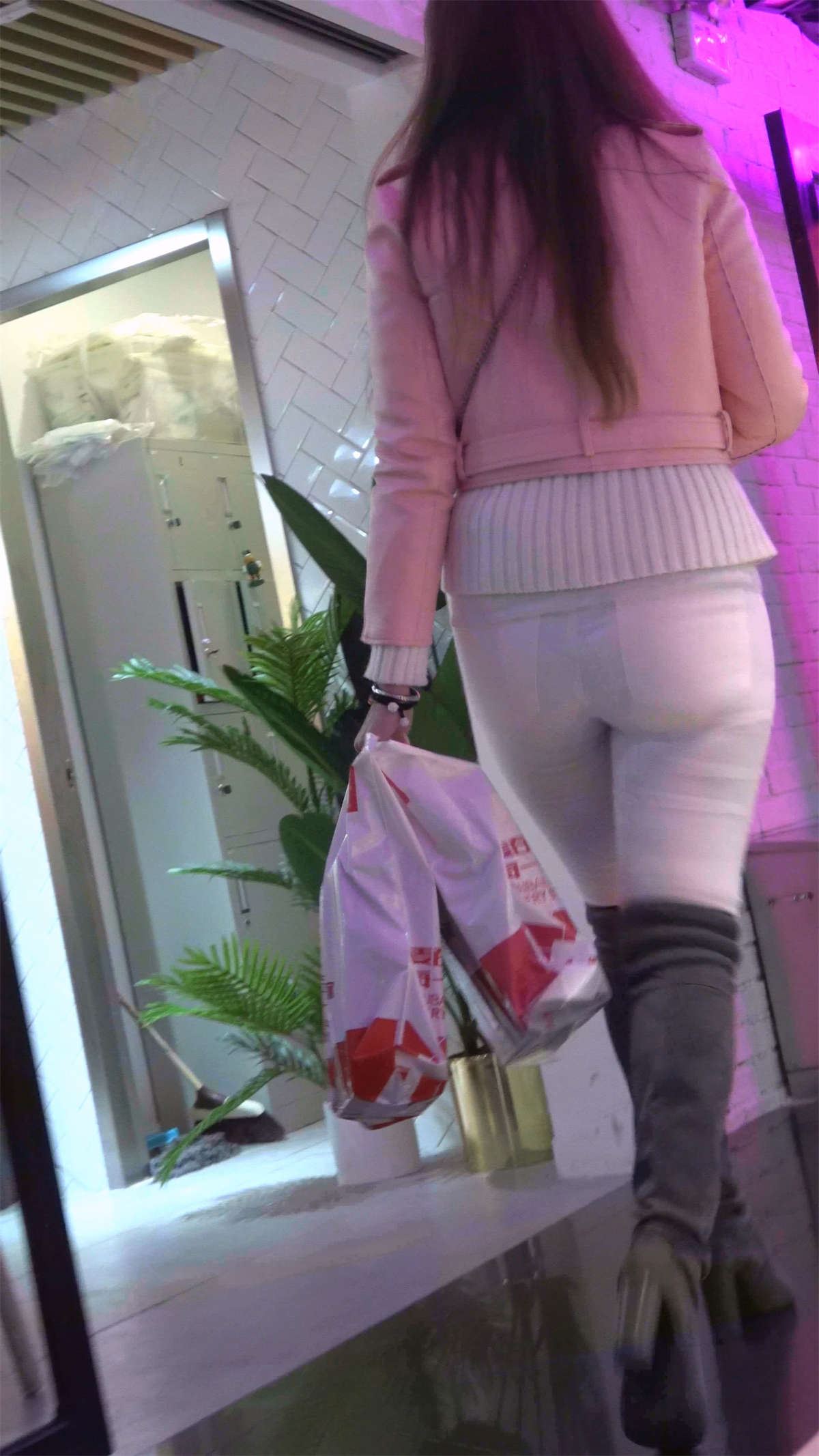 逛商场的两位紧身美女真不错