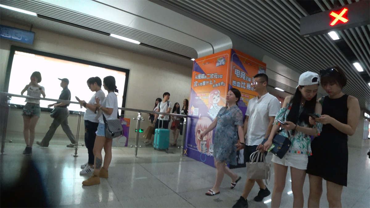 地铁站跟拍两个裙装性感白腿漂亮美眉