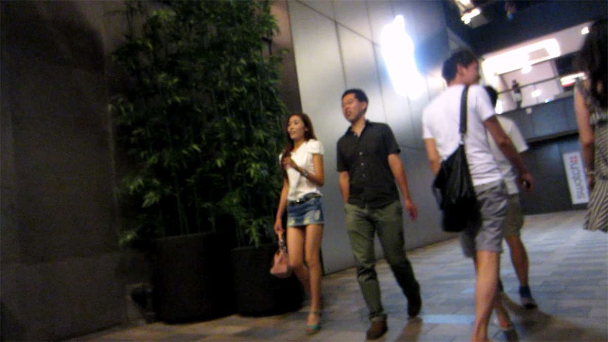 跟拍美女身材高挑的齐B牛仔短裙