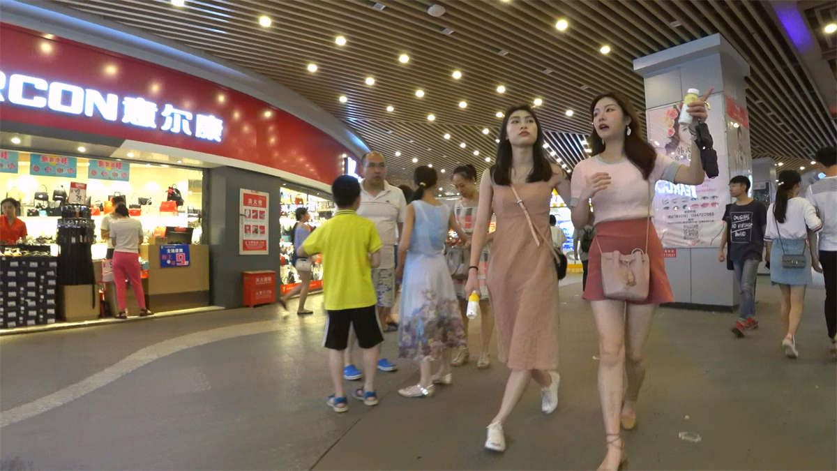 跟拍高跟白腿粉色超短裙性感漂亮美女