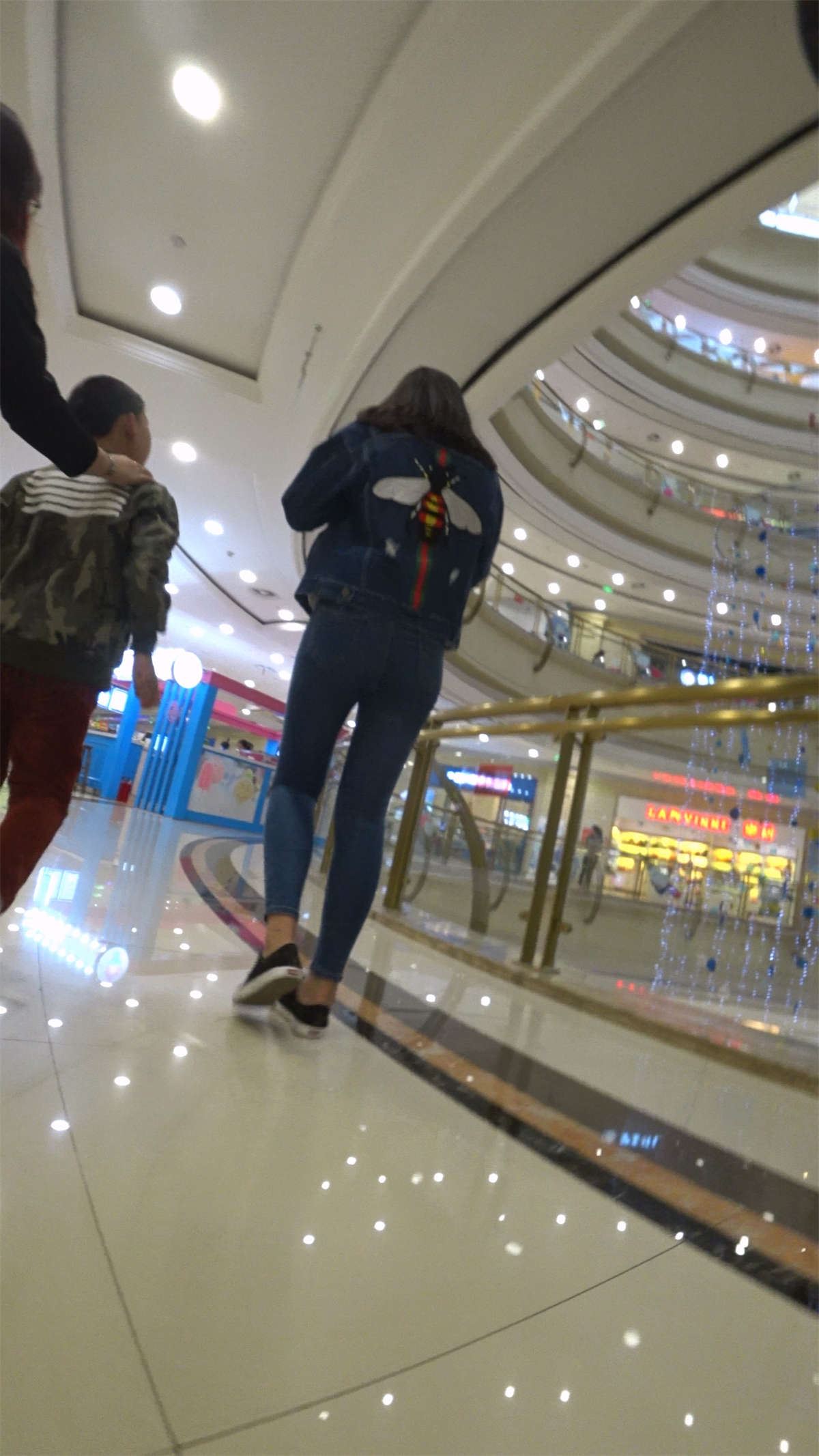 街拍紧身蓝牛帆布鞋长腿小美女