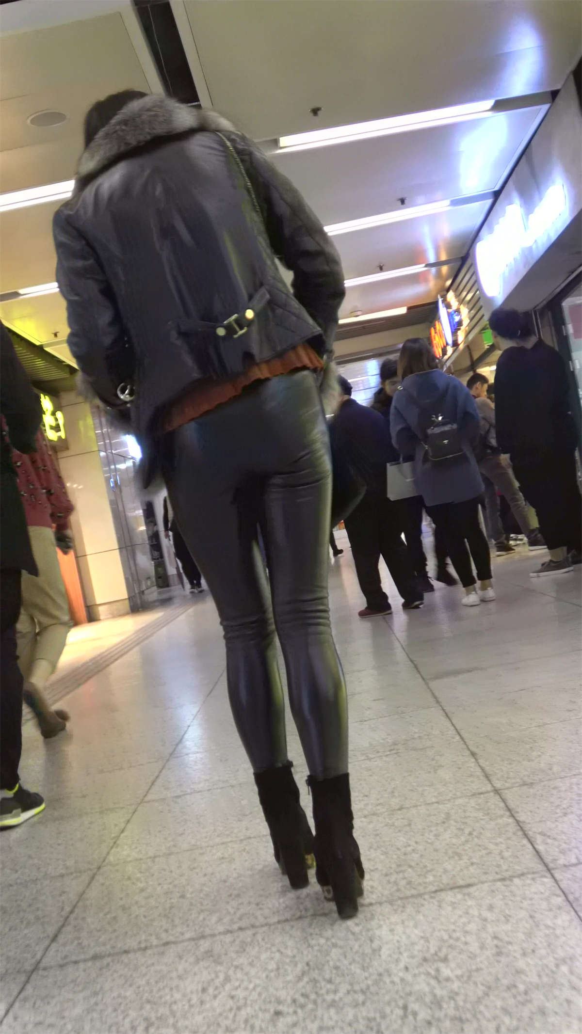 黑色紧身皮裤街拍苗条身材美臀美女