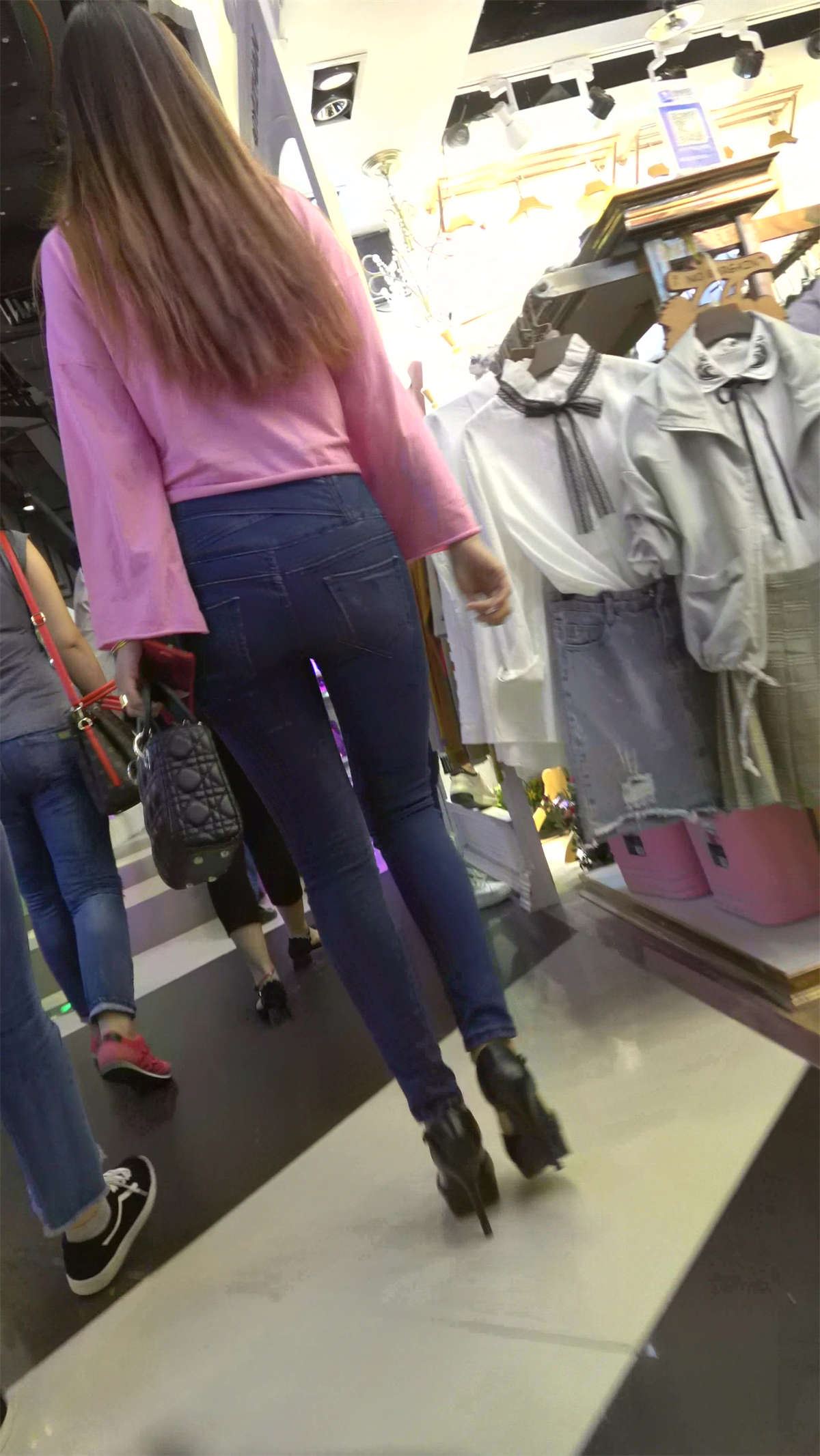 粉色T恤衫紧身蓝色牛仔裤极品身材高跟鞋美女
