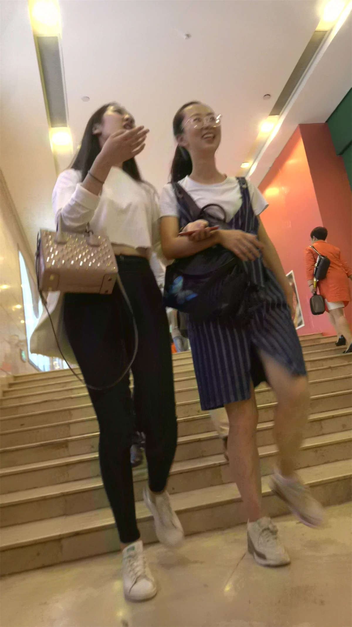 跟姐妹逛商场的超紧身裤街拍圆臀美女