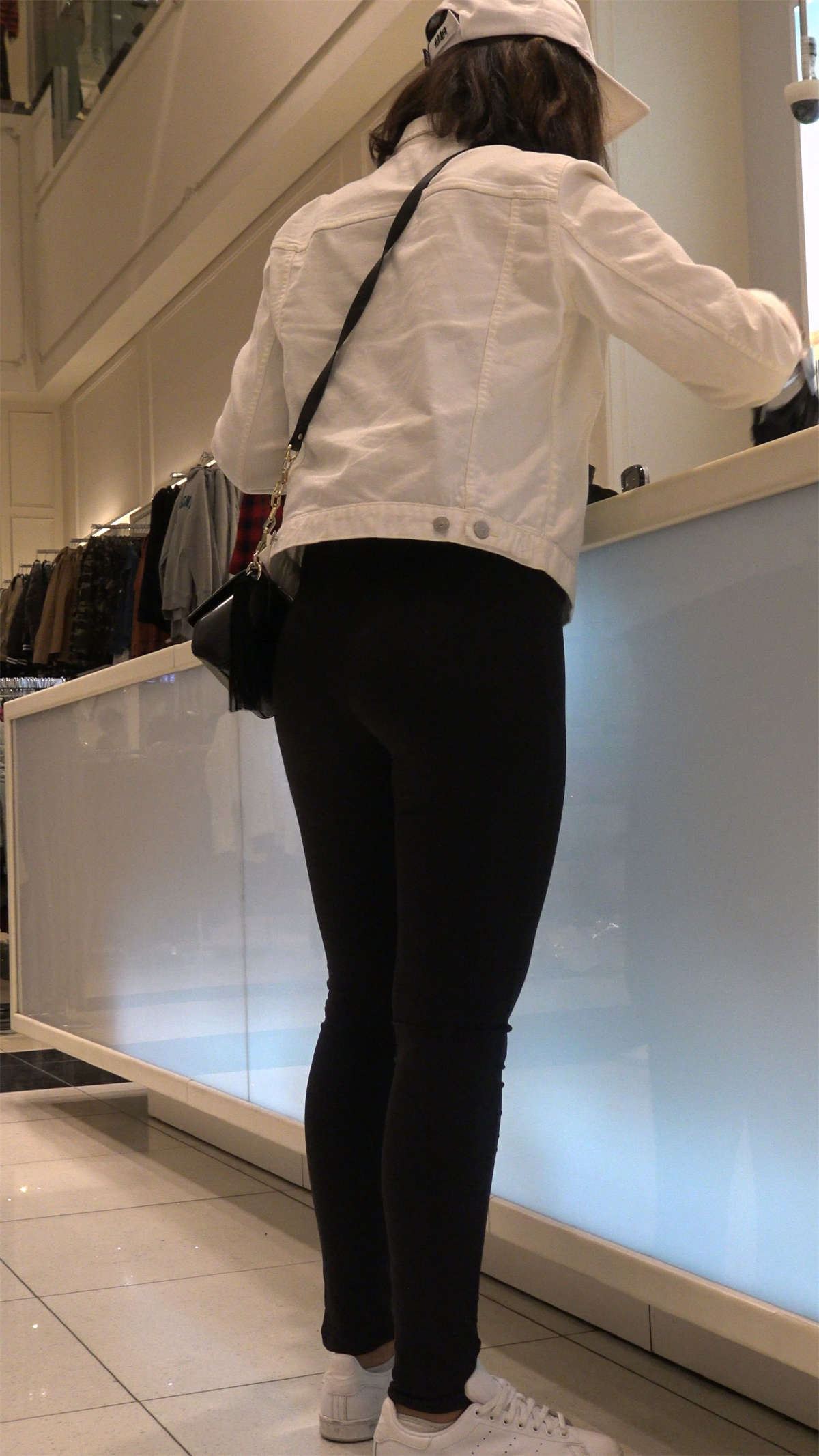 黑色紧身裤圆臀小姐姐买衣服