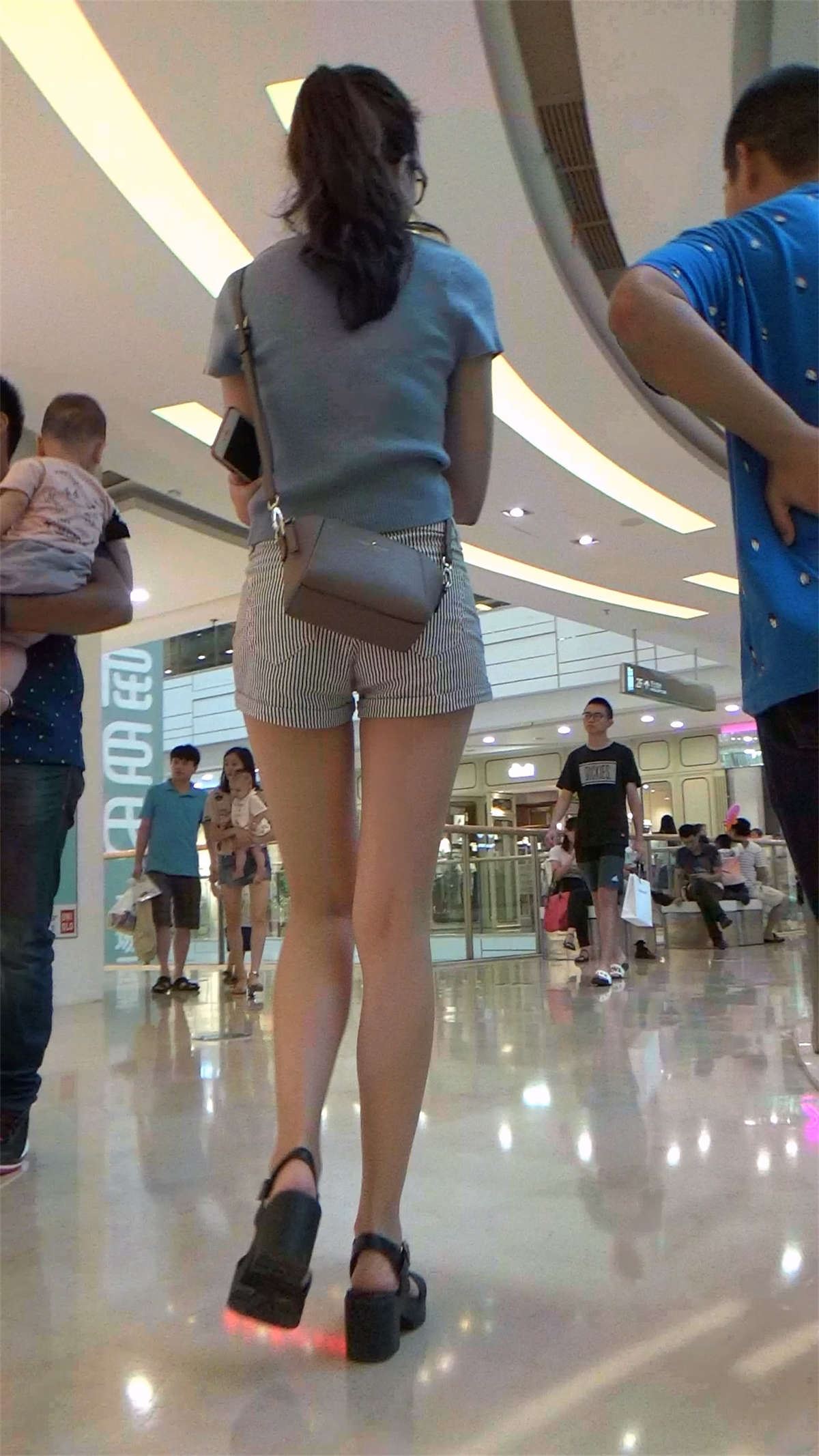 逛商场的长腿好身材条纹热裤极品美女