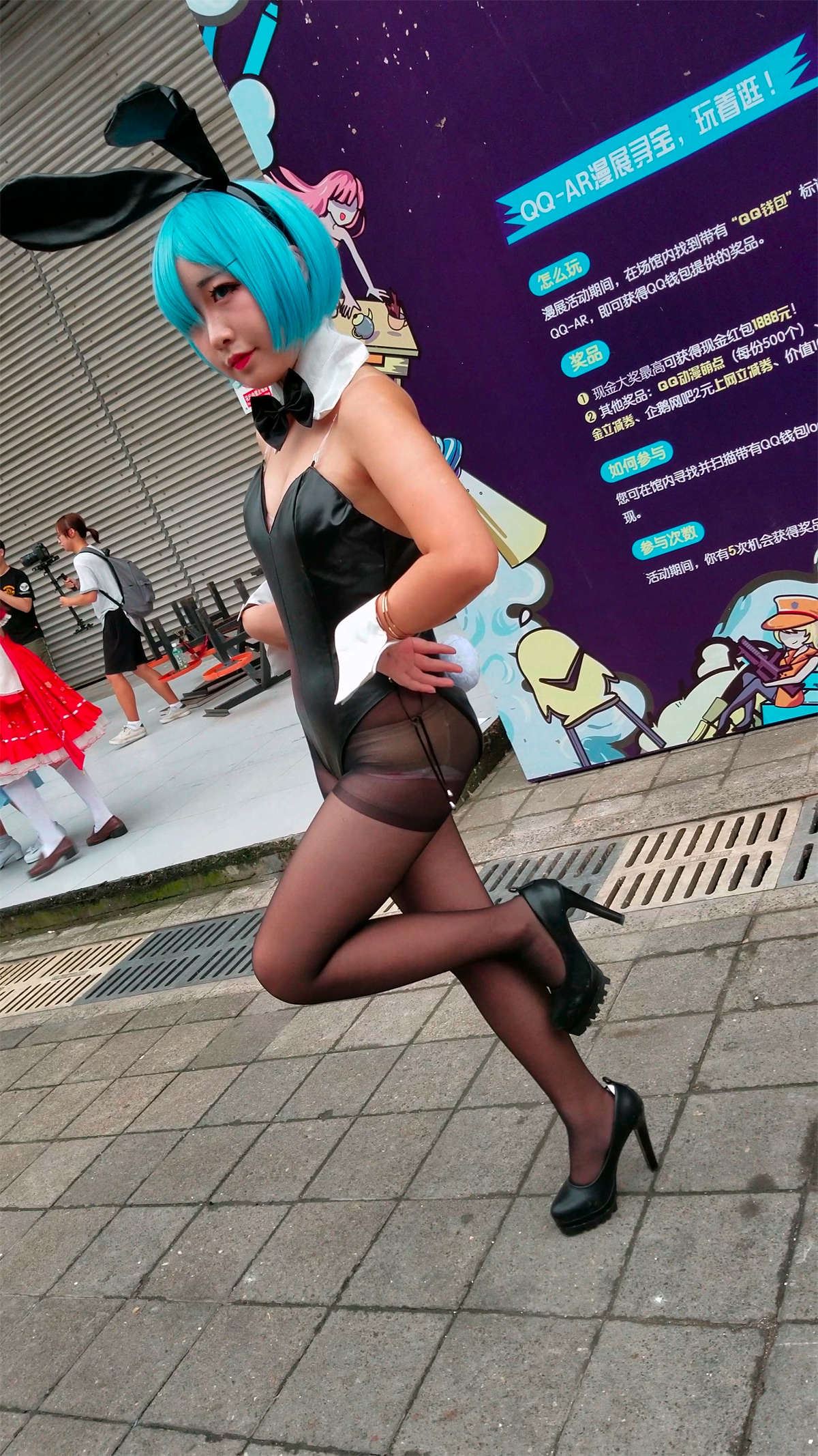 动漫展cosplay的黑丝袜二次元美少女